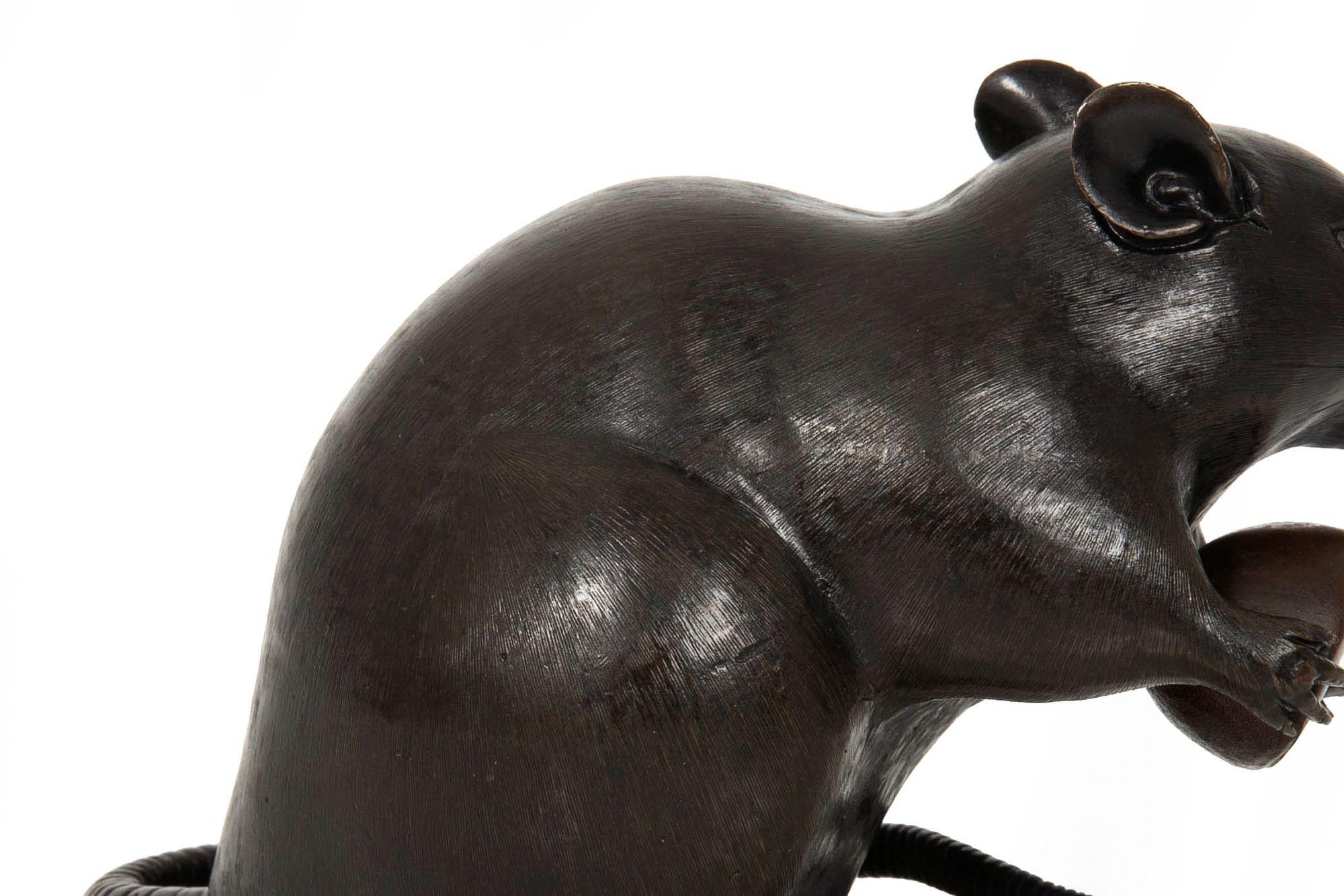 Scultura Okimono in bronzo giapponese Meiji di un ratto con castagna in vendita 1