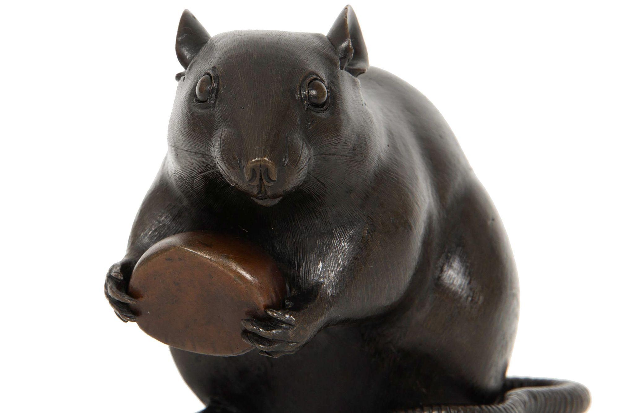 Scultura Okimono in bronzo giapponese Meiji di un ratto con castagna in vendita 2