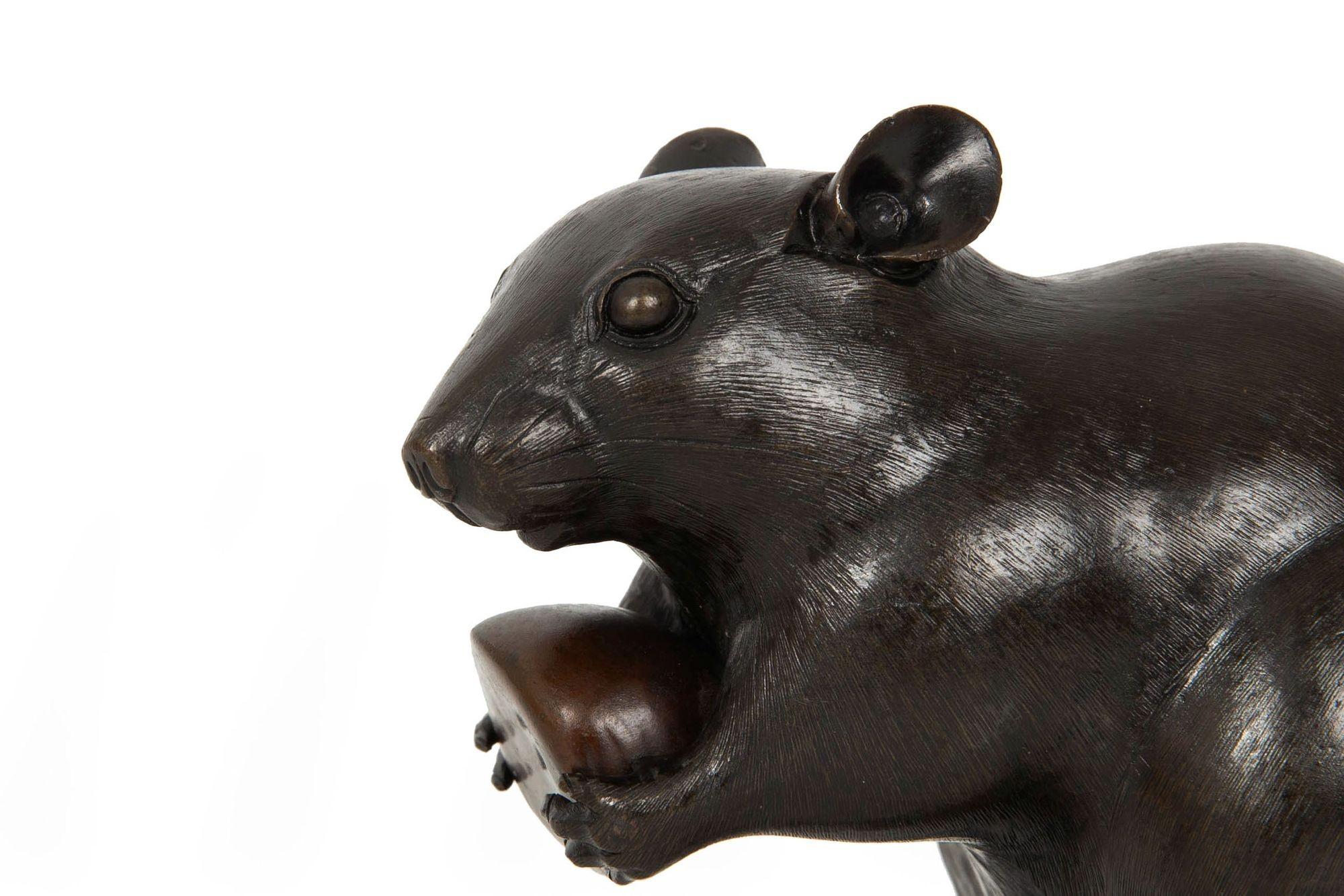 Scultura Okimono in bronzo giapponese Meiji di un ratto con castagna in vendita 3