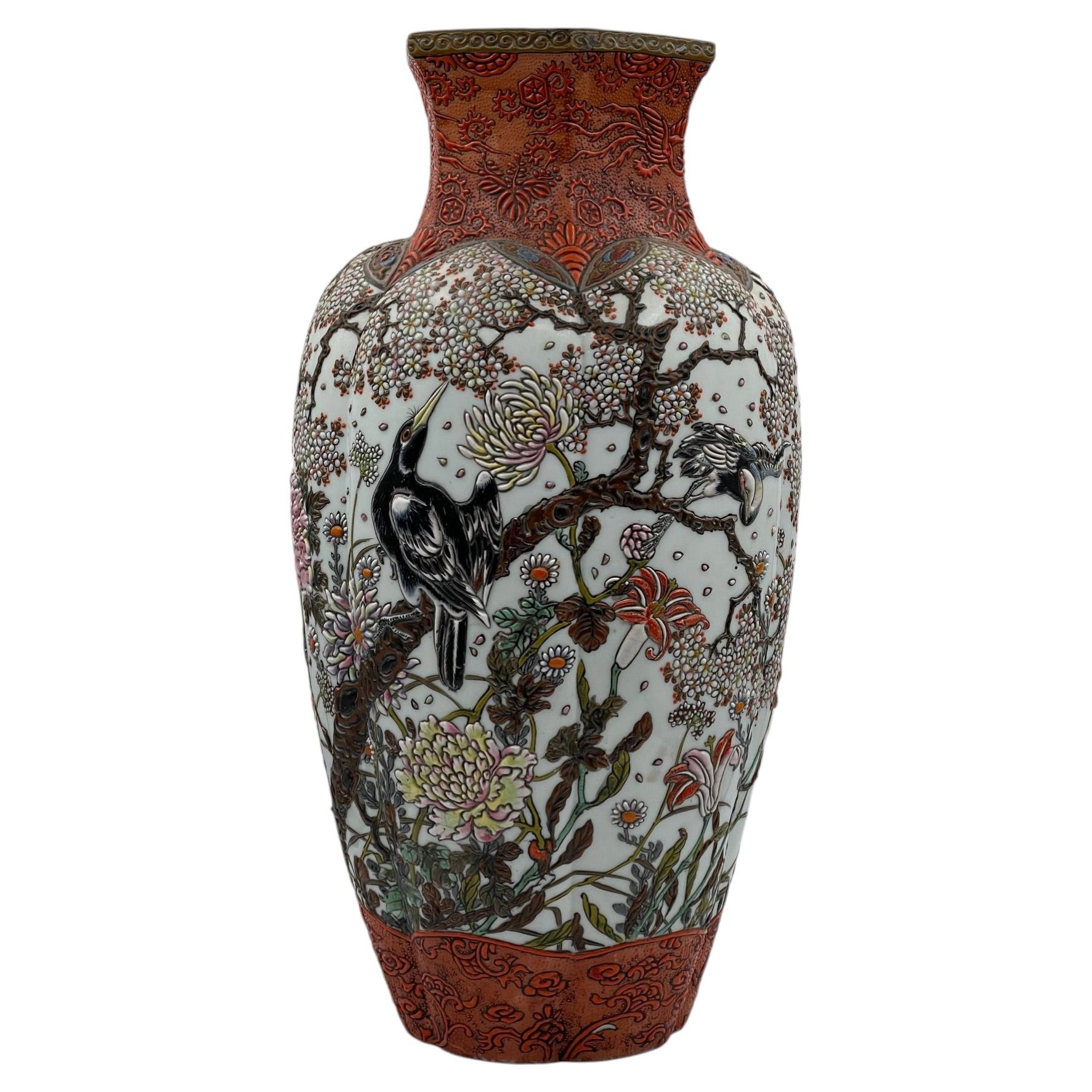 Raffinato vaso in porcellana giapponese del periodo Meiji, opera di Shimazu Gyokuzan, 1890 circa