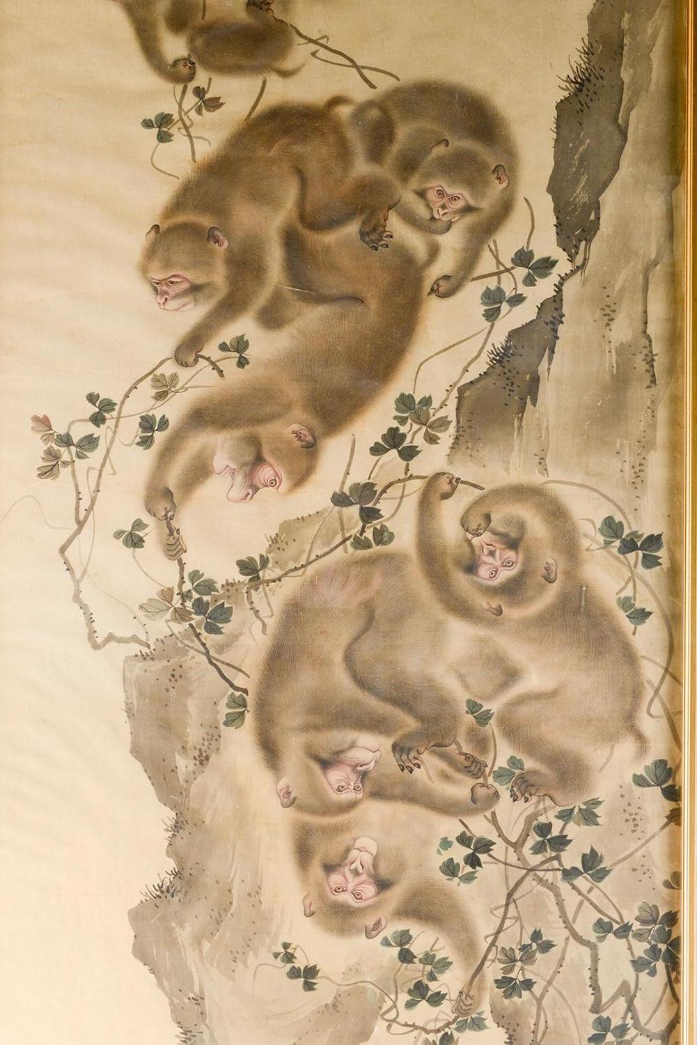 Ein wunderschönes japanisches Aquarell auf Seide aus der Meiji-Periode (1868-1912), das sieben Affen zeigt, die auf einer Felswand klettern und spielen, die von Blättern umrankt ist. In einem elfenbeinfarbenen und vergoldeten Rahmen gefasst. Maße:
