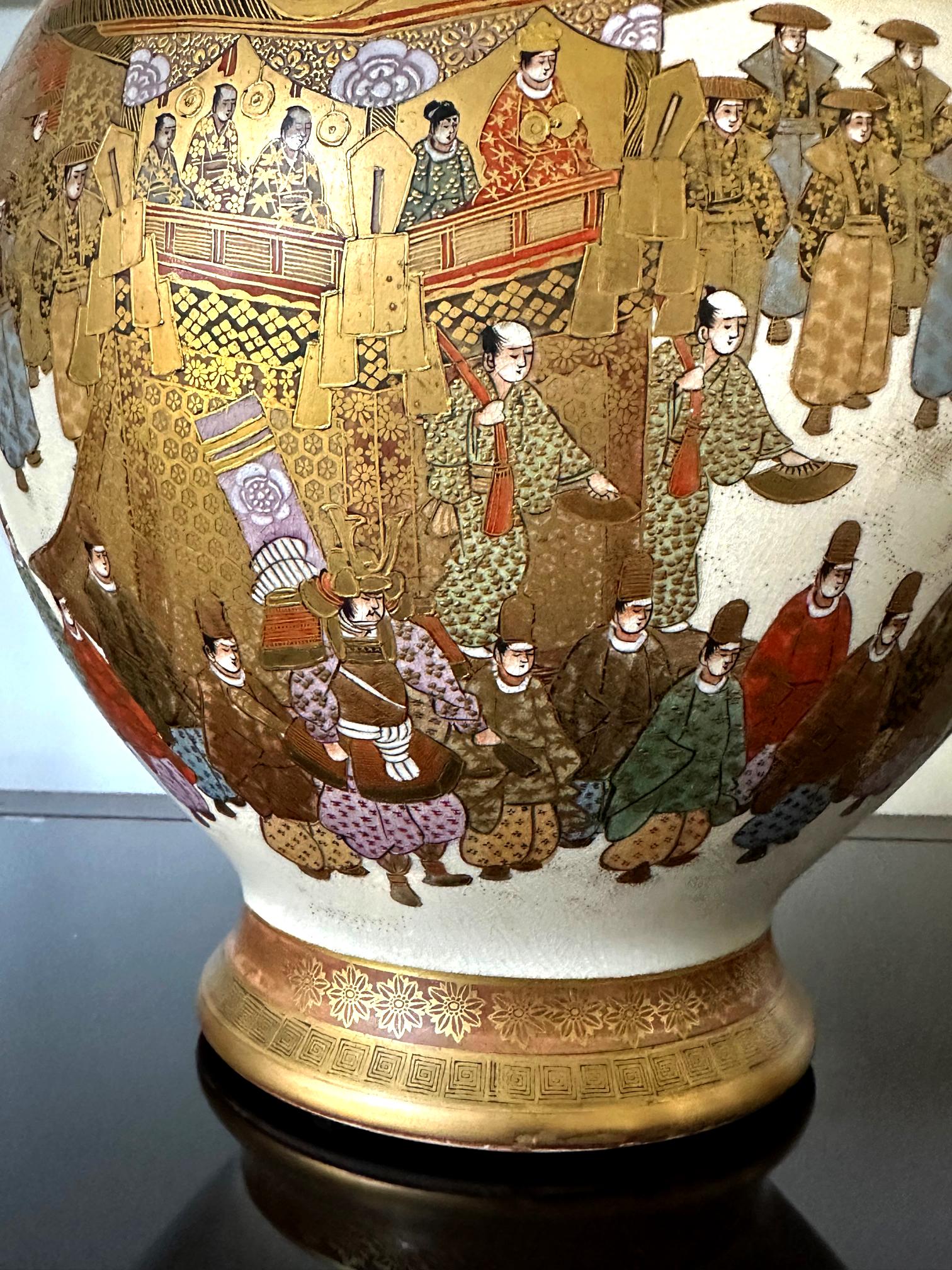 Japanisches Satsuma-Keramikgefäß mit vergoldeter Verzierung von Kinkozan  im Angebot 5