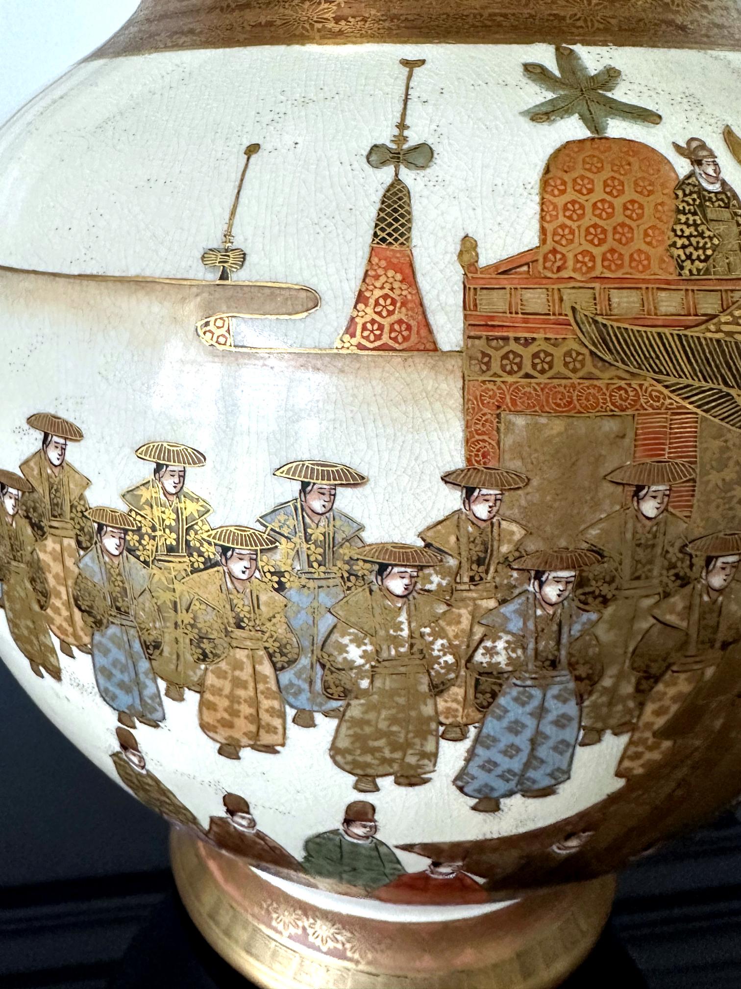 Fine Japanese Satsuma Ceramic Jar with Gilt Decoration by Kinkozan  For Sale 7