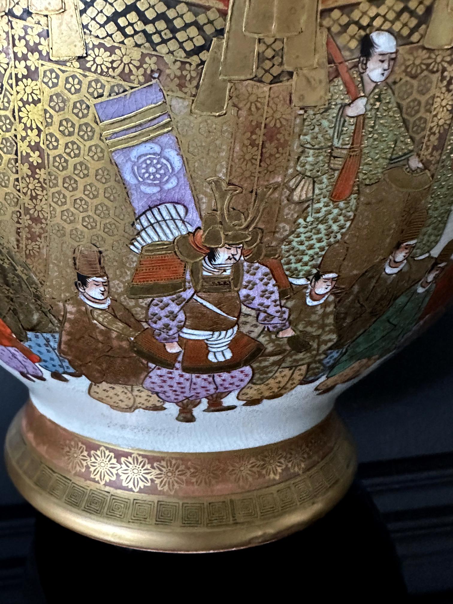 Fine Japanese Satsuma Ceramic Jar with Gilt Decoration by Kinkozan  For Sale 10