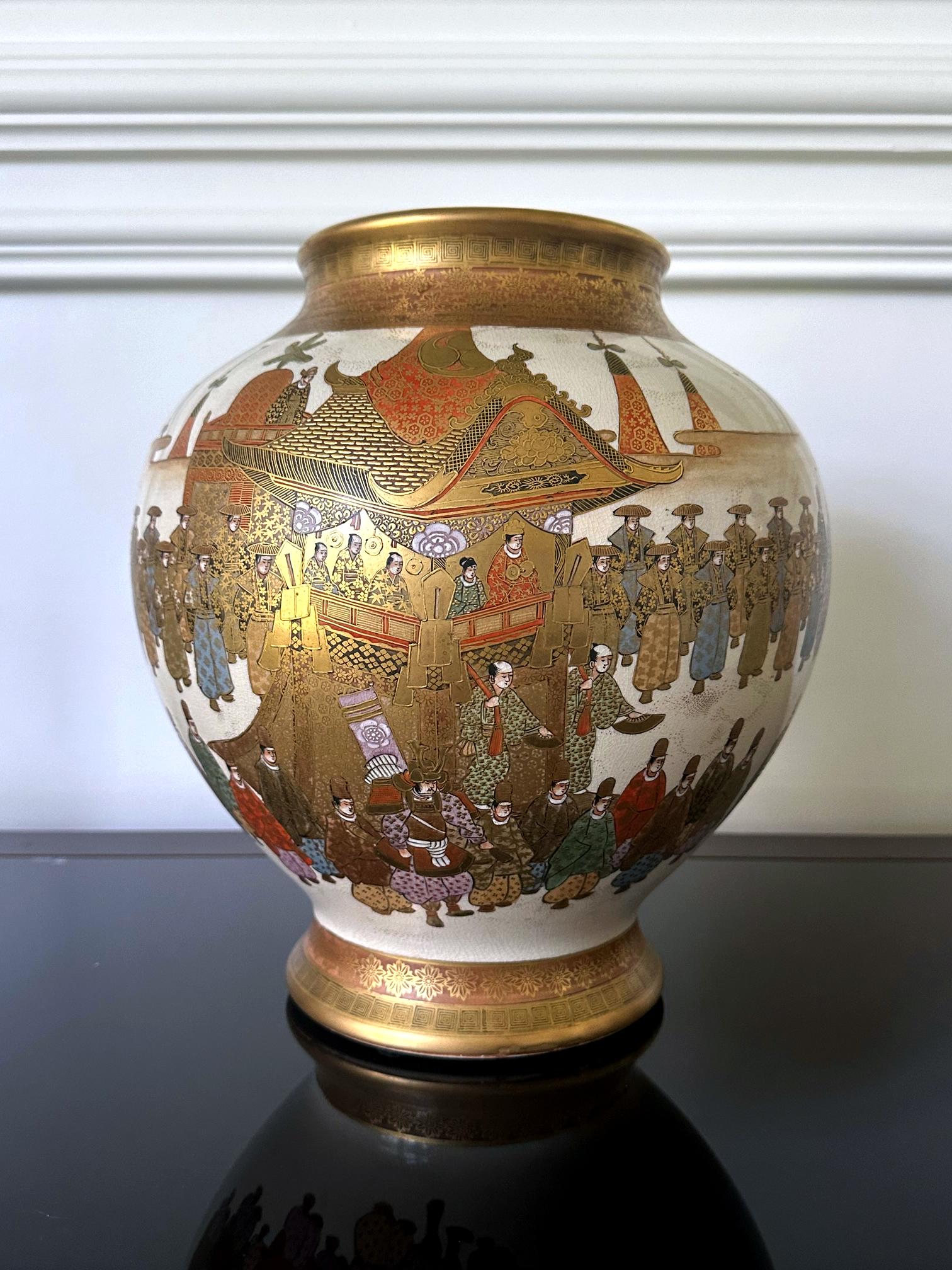 Eine große japanische Keramikvase vom Ende der Meiji-Periode (ca. 1880-1910) von Kinkozan (1645-1927). Einer der größten Studio-Hersteller der damaligen Export-Keramik mit Sitz in Kyoto. Die Vase im typischen Stil der Satsuma-Kunst der