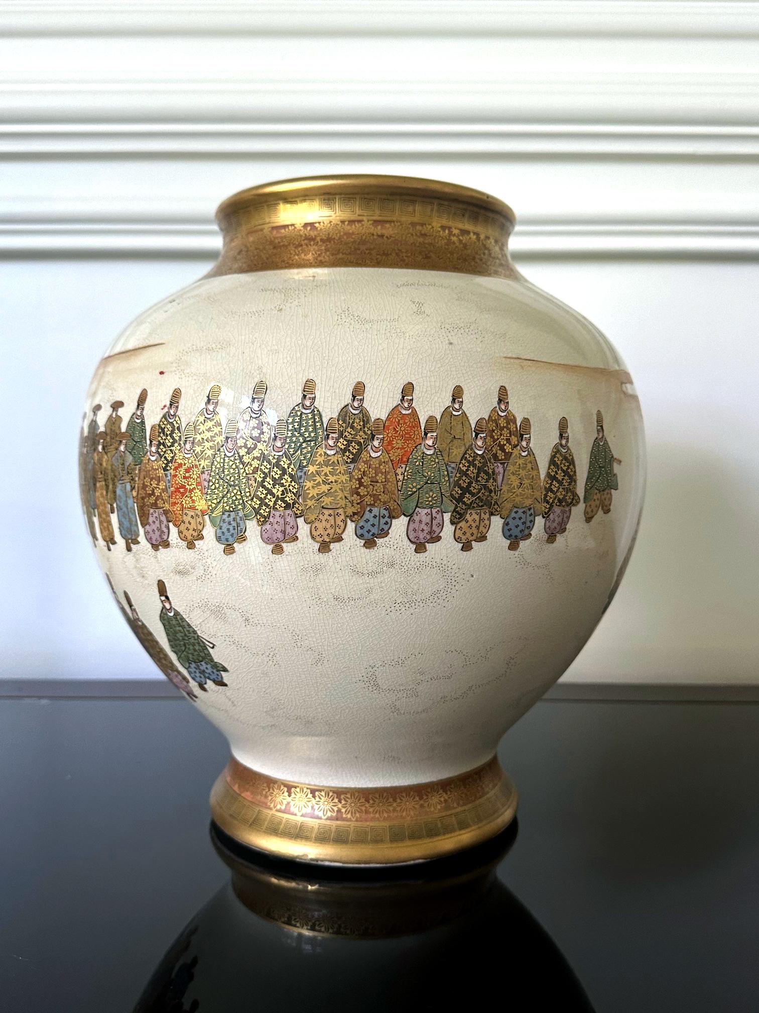 Japanisches Satsuma-Keramikgefäß mit vergoldeter Verzierung von Kinkozan  (Emailliert) im Angebot