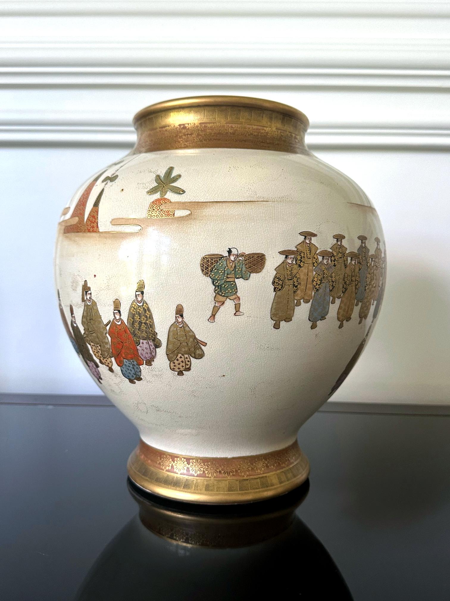 Japanisches Satsuma-Keramikgefäß mit vergoldeter Verzierung von Kinkozan  (20. Jahrhundert) im Angebot