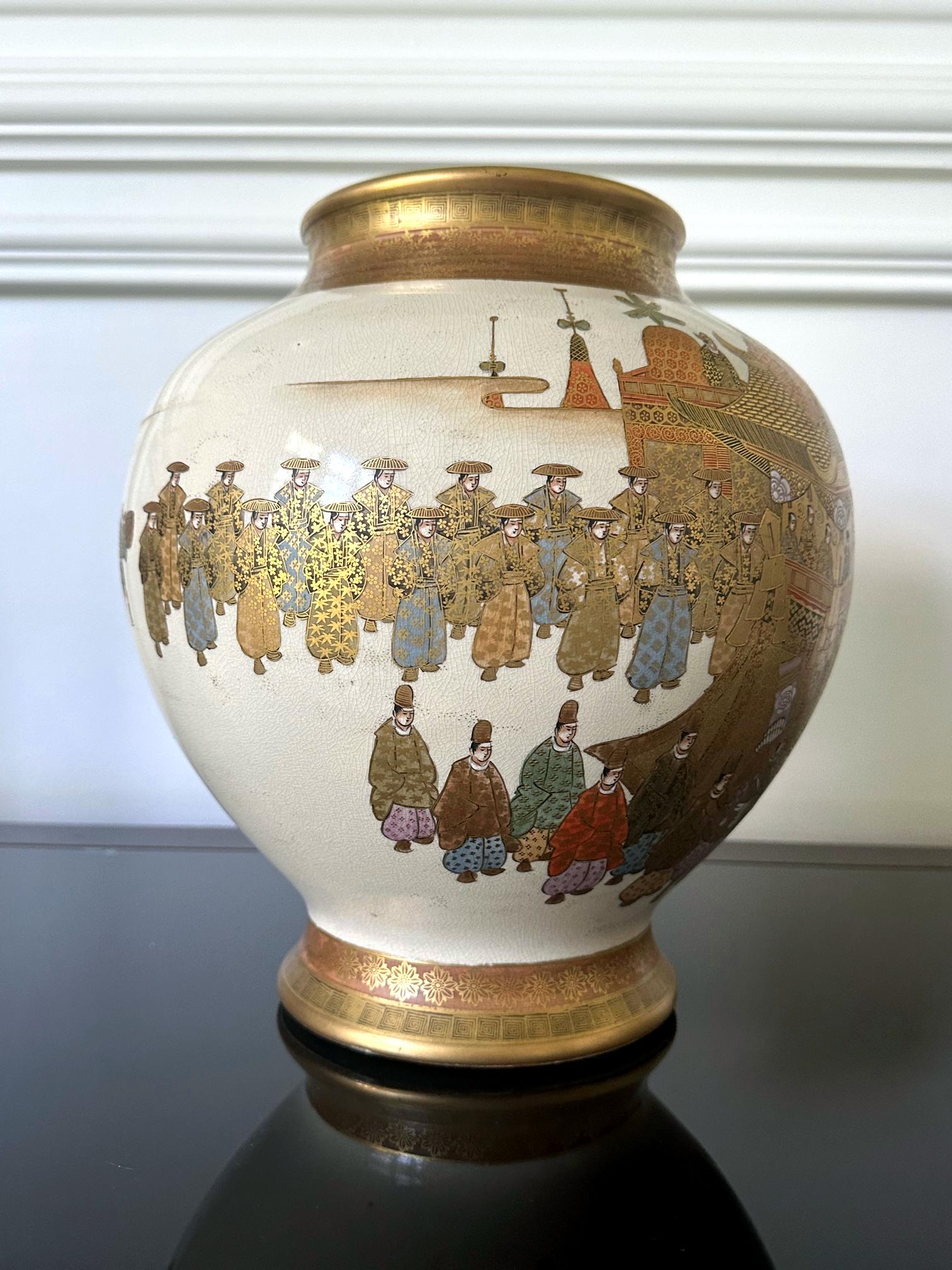 Fine Japanese Satsuma Ceramic Jar with Gilt Decoration by Kinkozan  For Sale 1