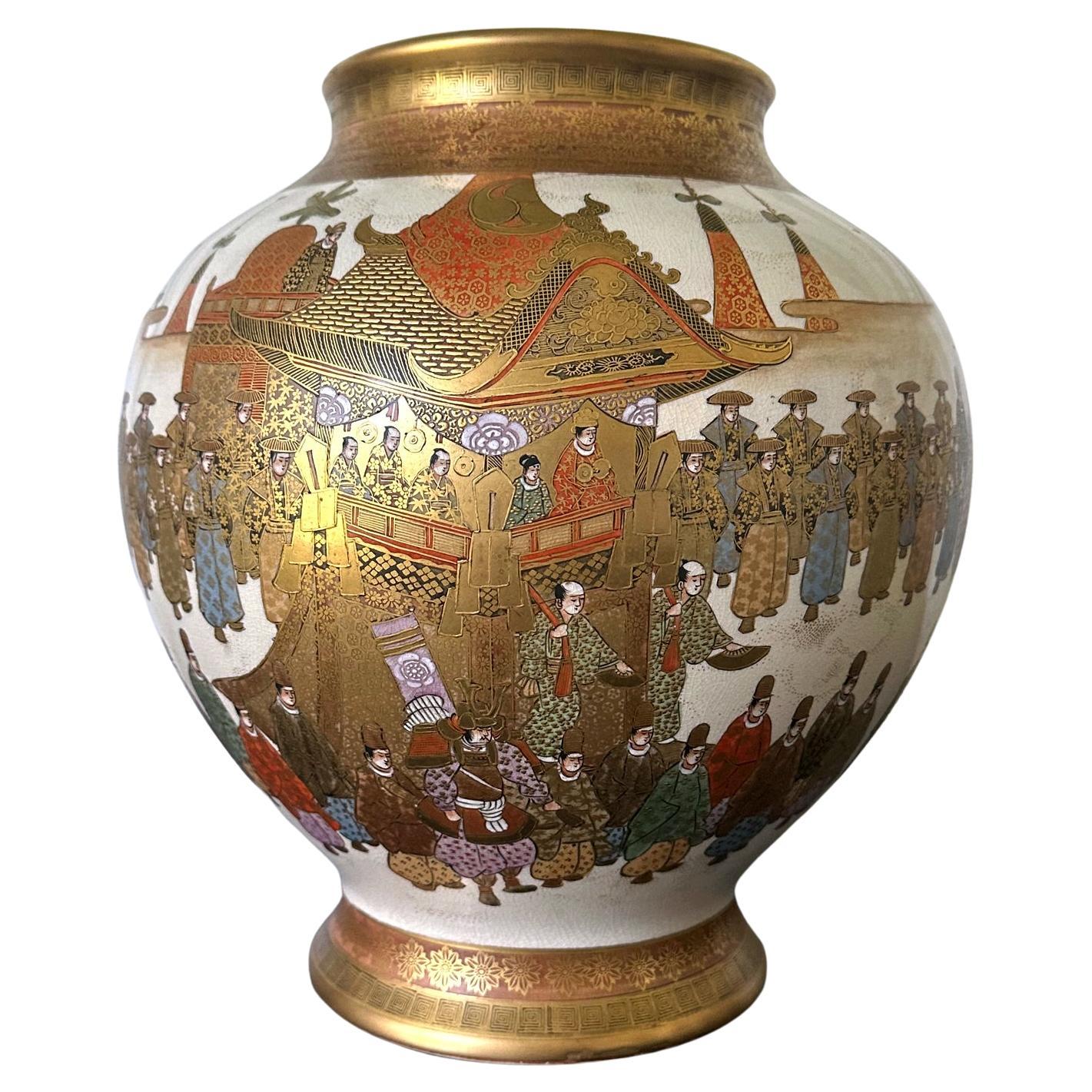 Japanisches Satsuma-Keramikgefäß mit vergoldeter Verzierung von Kinkozan  im Angebot
