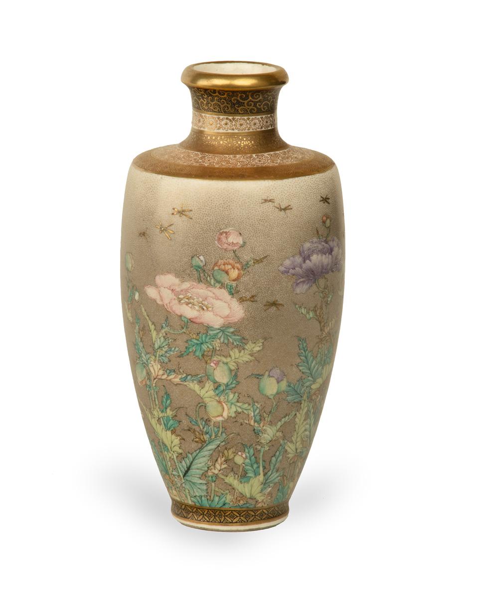 Als Teil unserer Sammlung japanischer Kunstwerke freuen wir uns, diese fein dekorierte Satsuma-Vase aus der Meiji-Zeit (1868-1912) anbieten zu können, die aus den hoch angesehenen Kinkozan-Studios in Kyoto stammt. Die Vase ist ungewöhnlich dekoriert