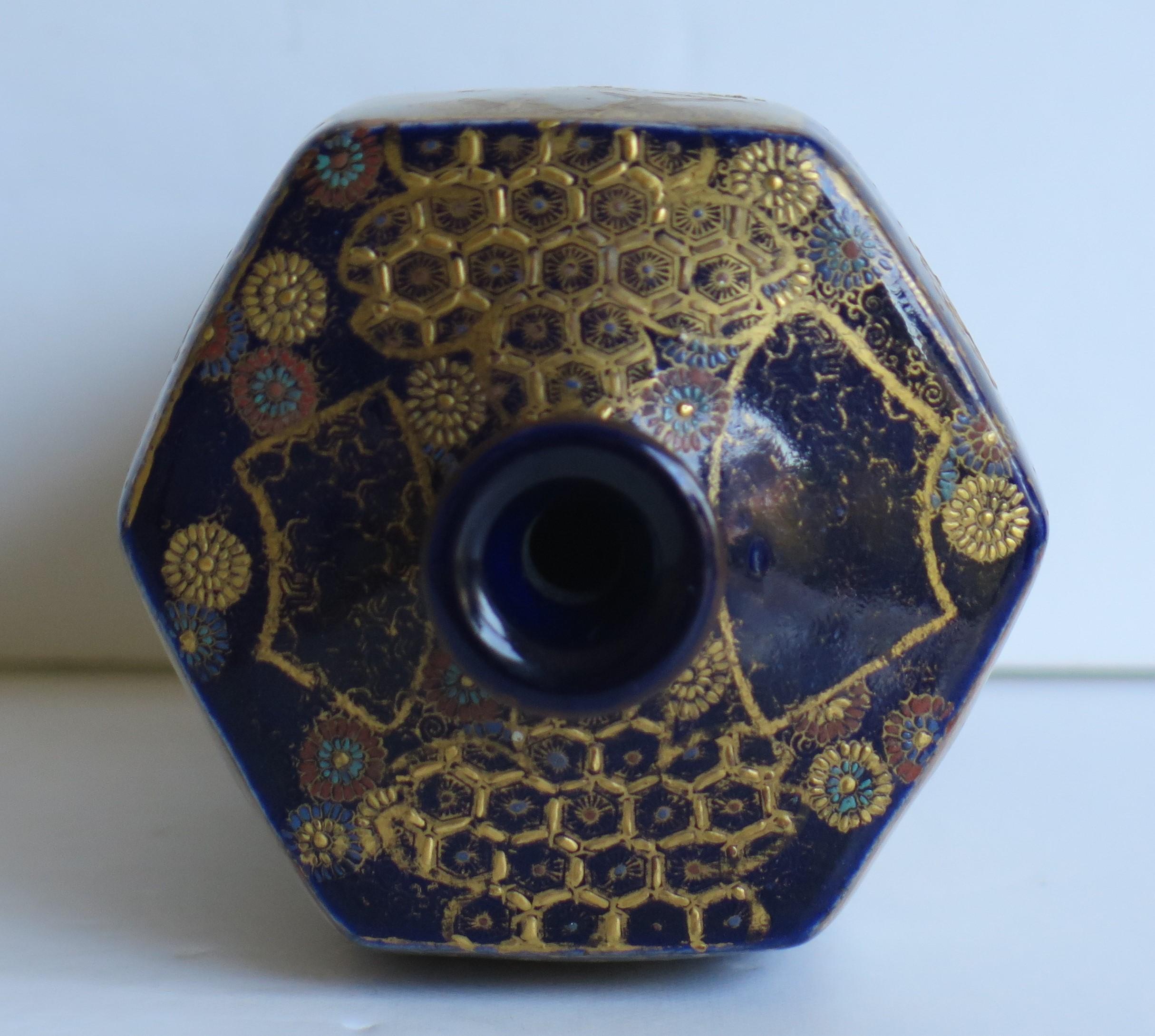 Fine Japanese Satsuma Vase Hand-Painted marked base,  19th Century Meiji Period For Sale 5