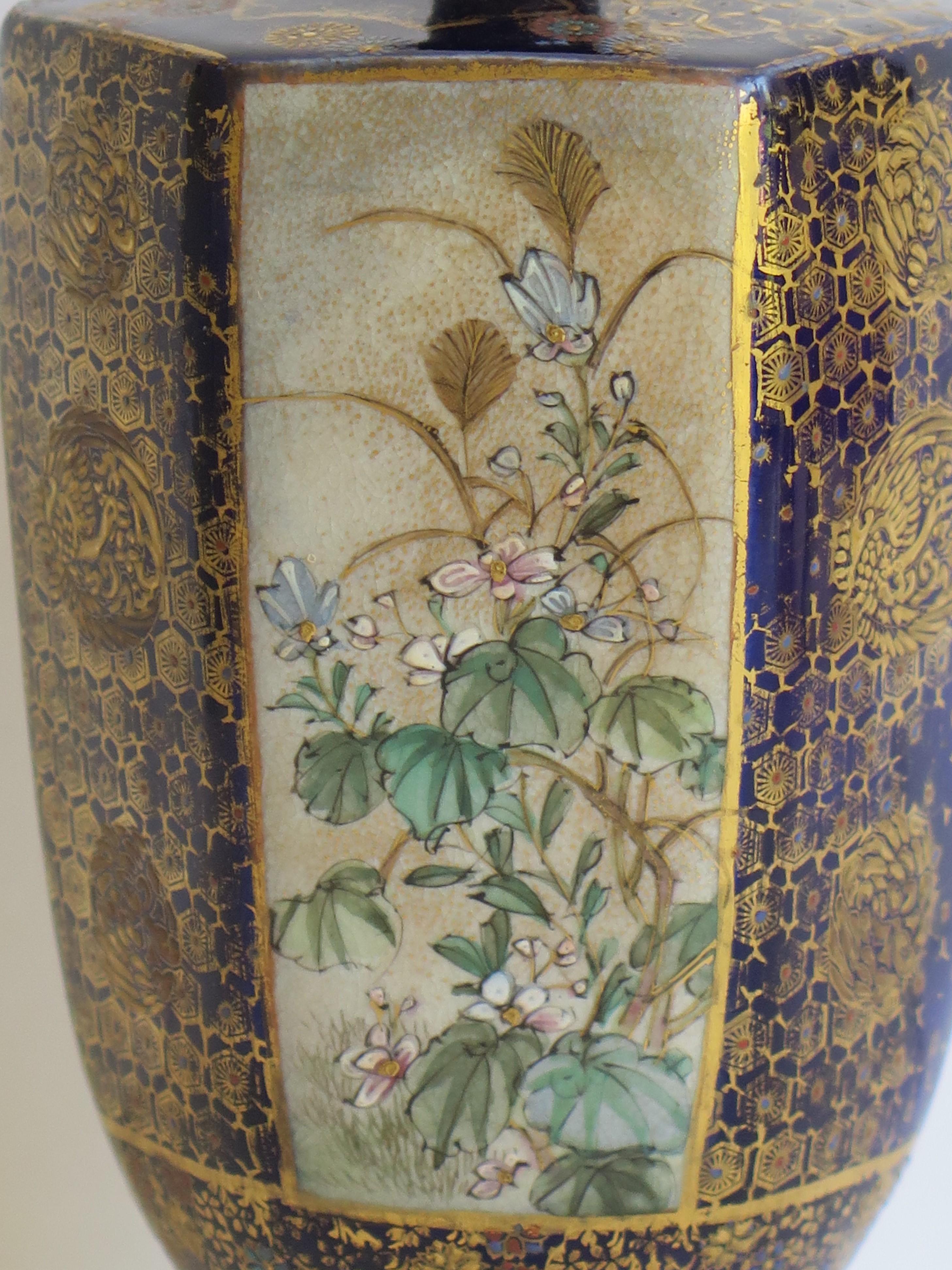 Fine Japanese Satsuma Vase Hand-Painted marked base,  19th Century Meiji Period For Sale 1