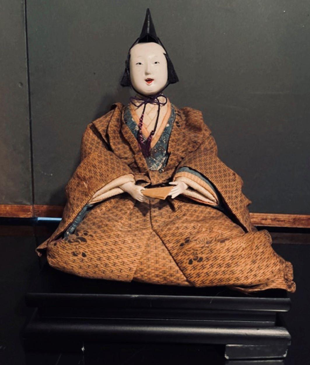 Cet ensemble est extrêmement rare, vu dans les musées et les collections privées. Les premiers exemplaires de grande qualité et de grande taille sont rarement mis en vente. Celles-ci faisaient partie du Hina Matsuri (festival de la journée des