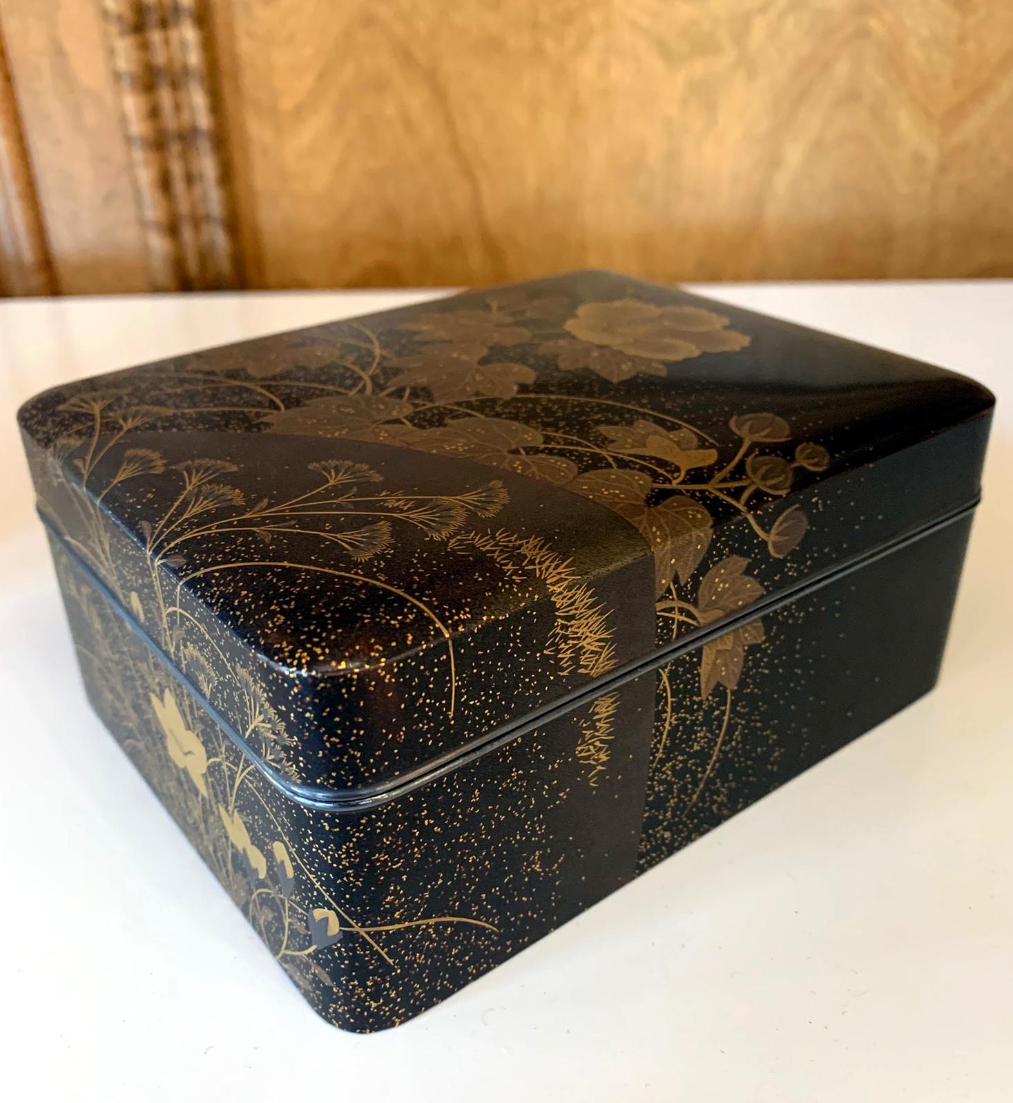 Fine Japanese Set of Lacquer Maki-E Box and Tray Meiji Period In Good Condition In Atlanta, GA