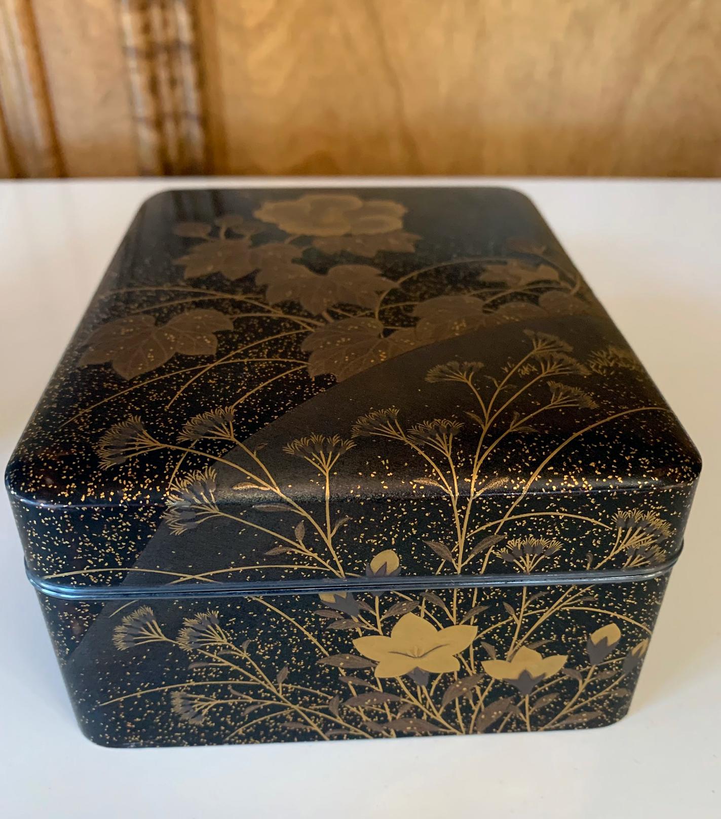 19th Century Fine Japanese Set of Lacquer Maki-E Box and Tray Meiji Period