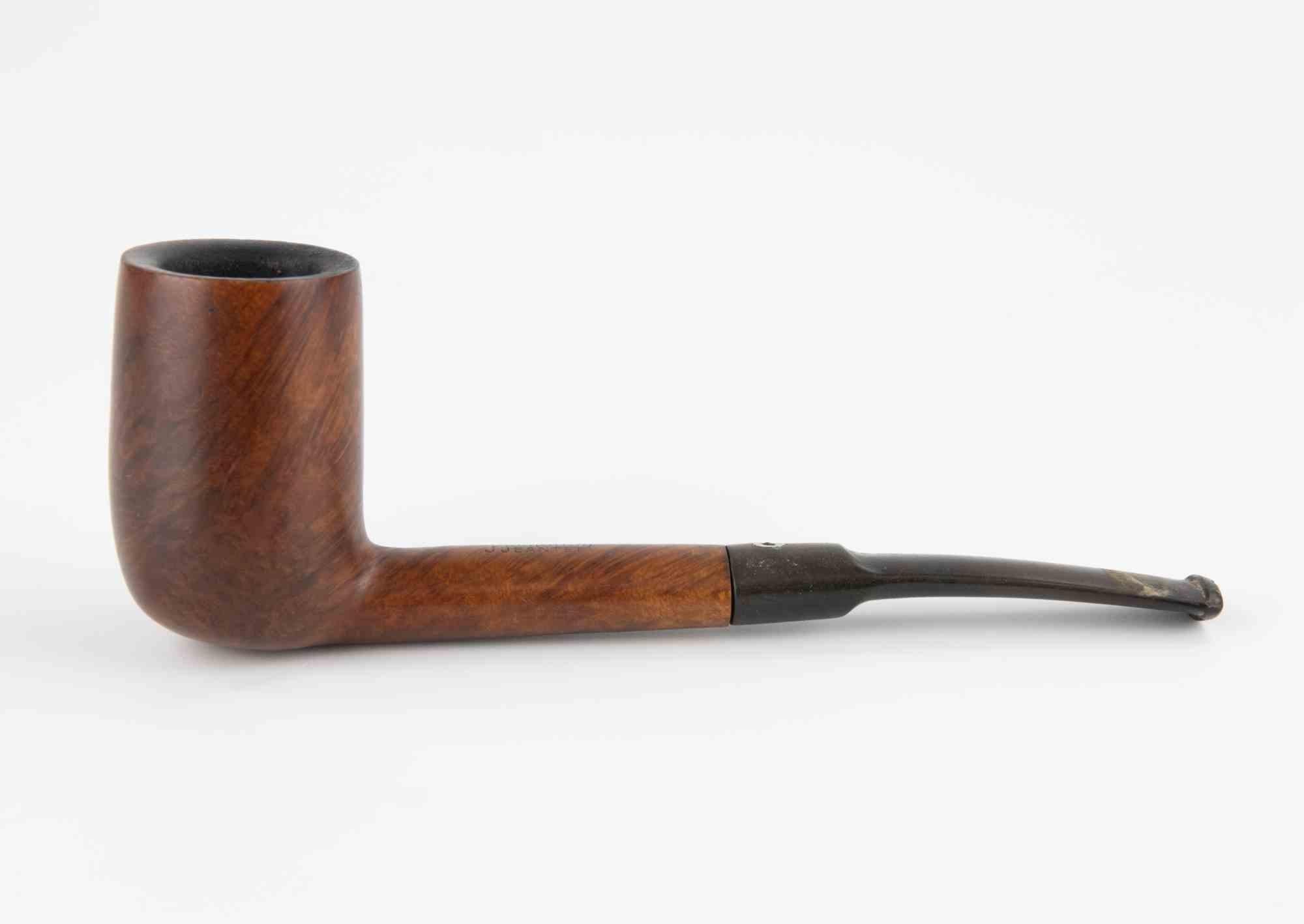 Une pipe en bruyère raffinée fabriquée par le célèbre fabricant français Eleg, connu pour ses formes élégantes et ses finitions douces. Cet exemple présente un grand bol cylindrique au grain de bois chaud et poli, rehaussé par une finition