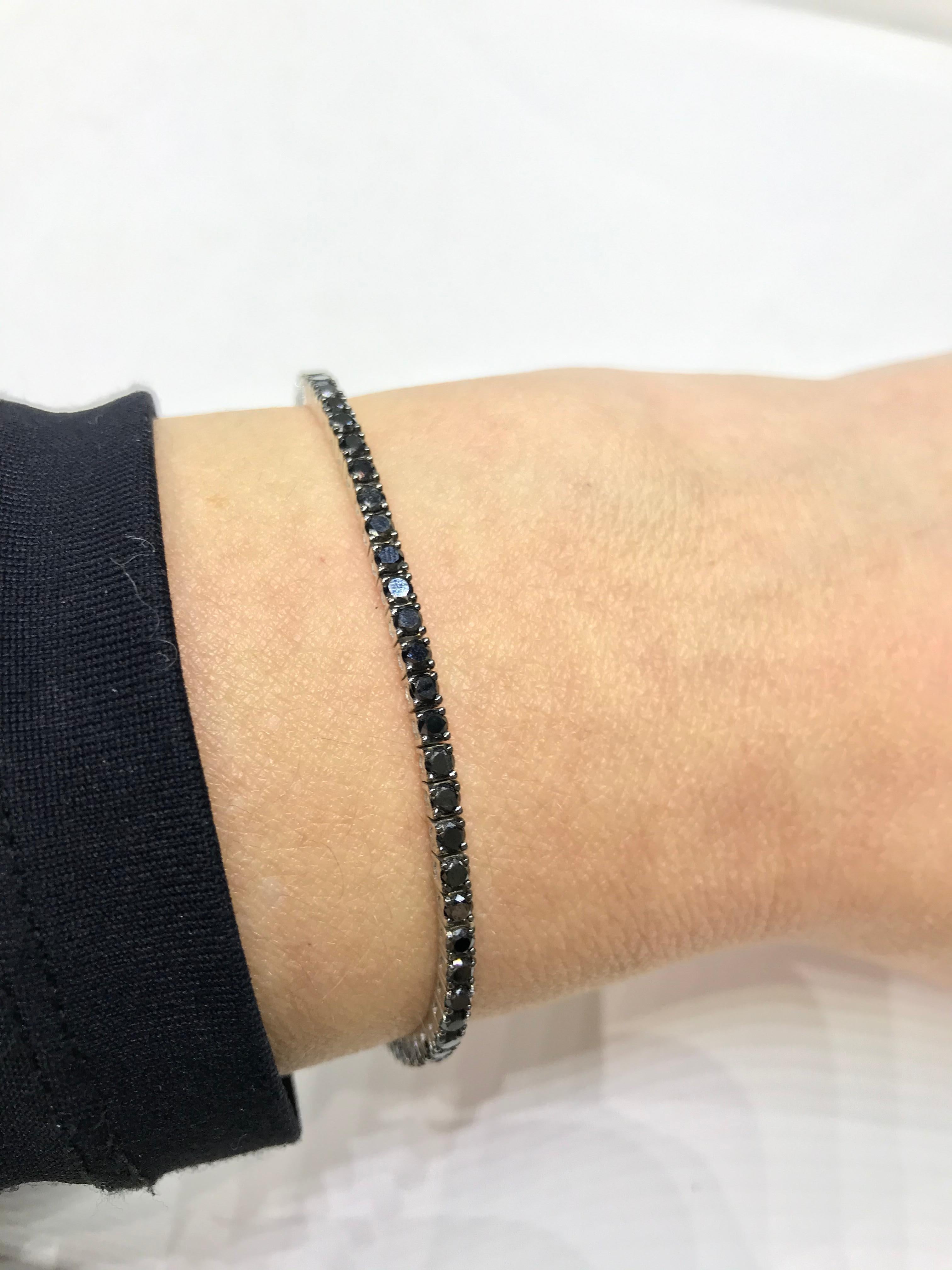 Bracelet tennis en or blanc et diamants noirs, bijouterie d'art Neuf - En vente à Montreux, CH