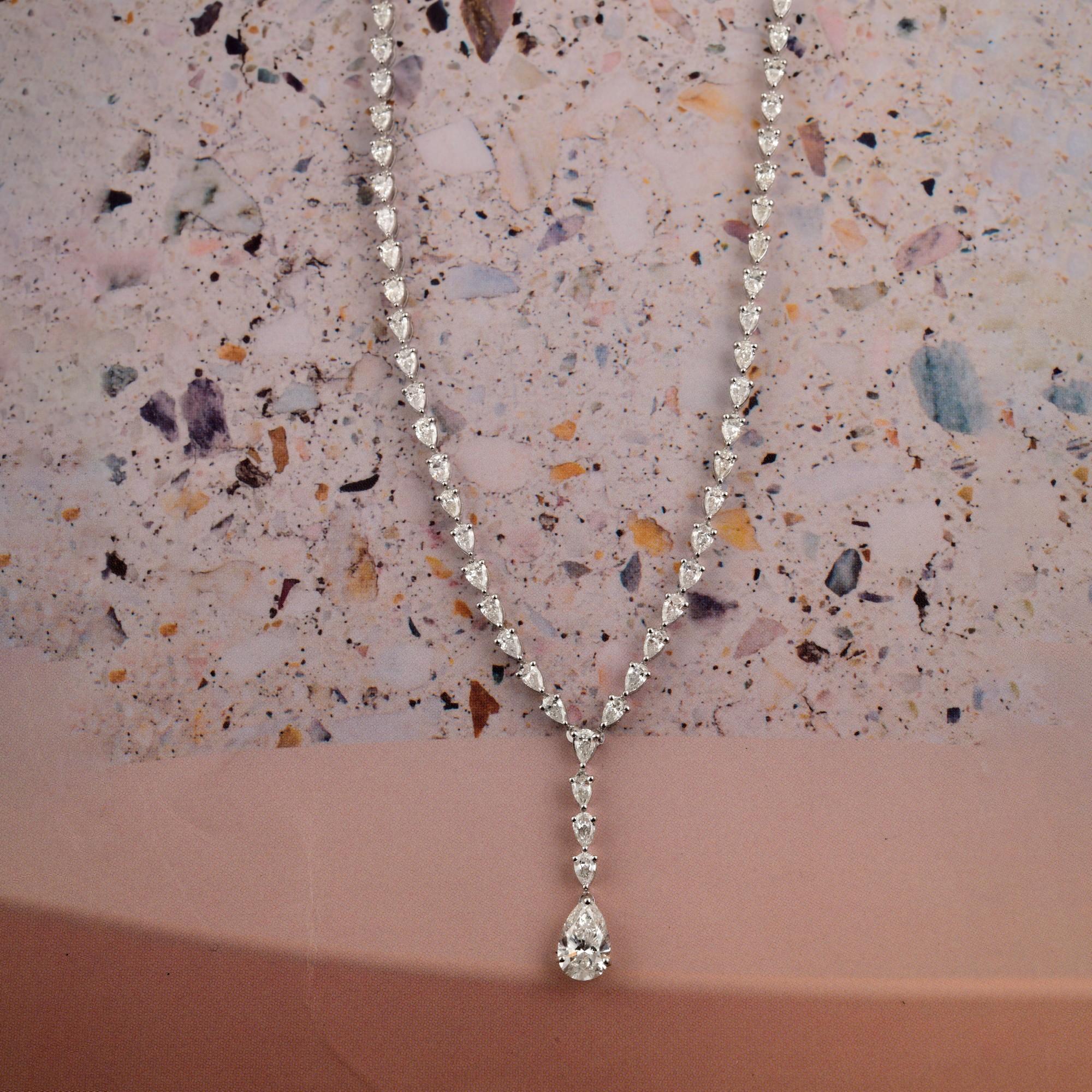 Presentamos el extraordinario Collar de Gota de Diamante Certificado de 7.27 Quilates, una auténtica obra maestra de la alta joyería que encarna el lujo y el brillo. Meticulosamente elaborado con excepcional arte y atención al detalle, este collar