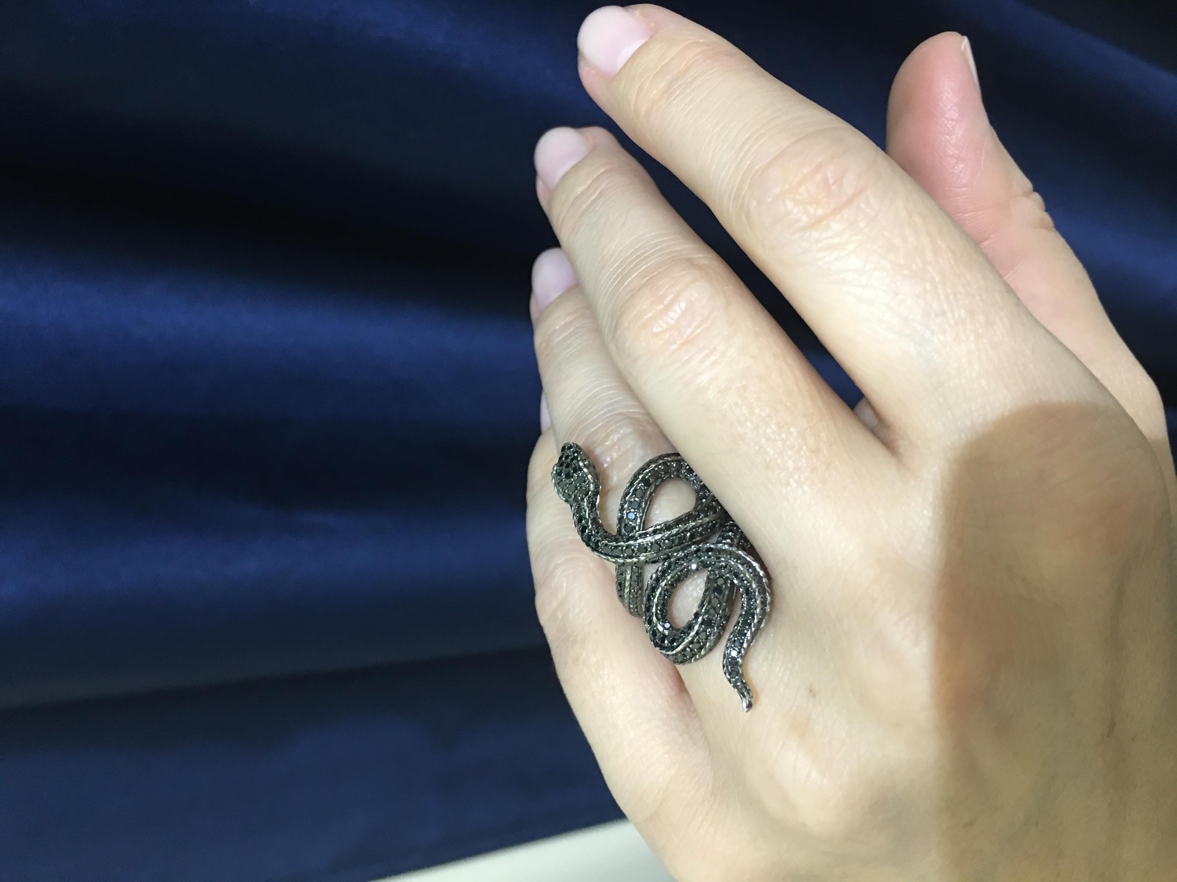 Fine Jewelry Sleek Black Diamond Serpent 18 Karat White Gold Statement Ring In New Condition In Montreux, CH