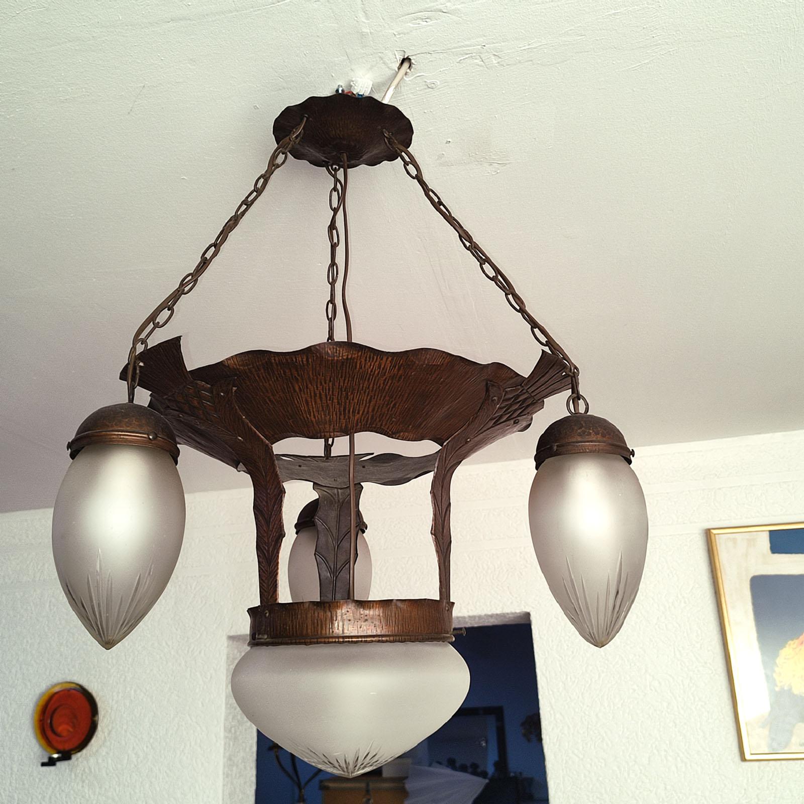 Feine Jugendstil-Deckenleuchte aus gehämmertem Kupfer und Glas, 1910er Jahre (Art nouveau) im Angebot