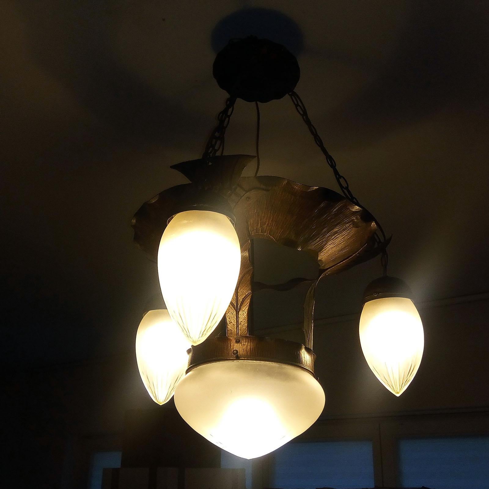 Feine Jugendstil-Deckenleuchte aus gehämmertem Kupfer und Glas, 1910er Jahre (Gehämmert) im Angebot