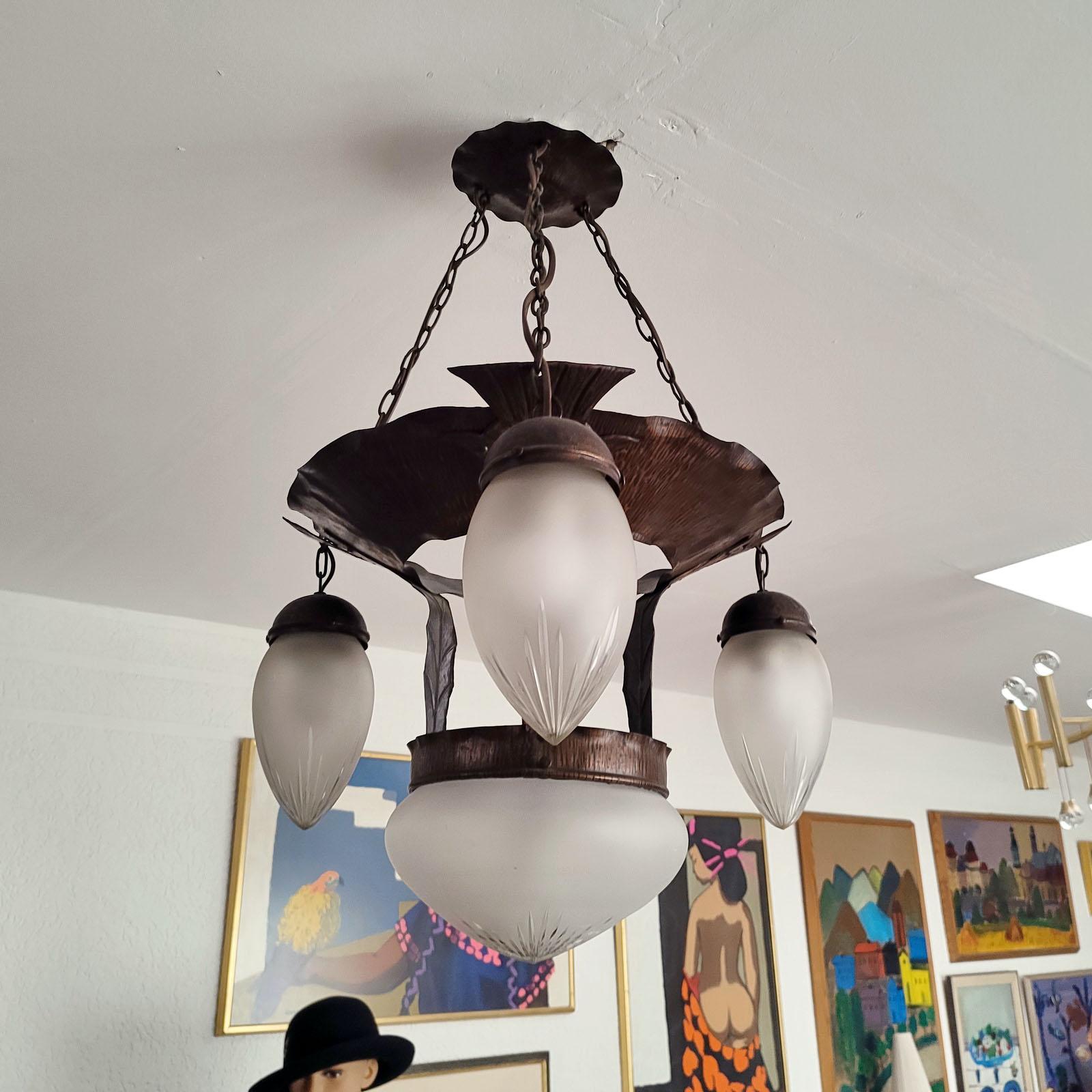 Feine Jugendstil-Deckenleuchte aus gehämmertem Kupfer und Glas, 1910er Jahre (Frühes 20. Jahrhundert) im Angebot