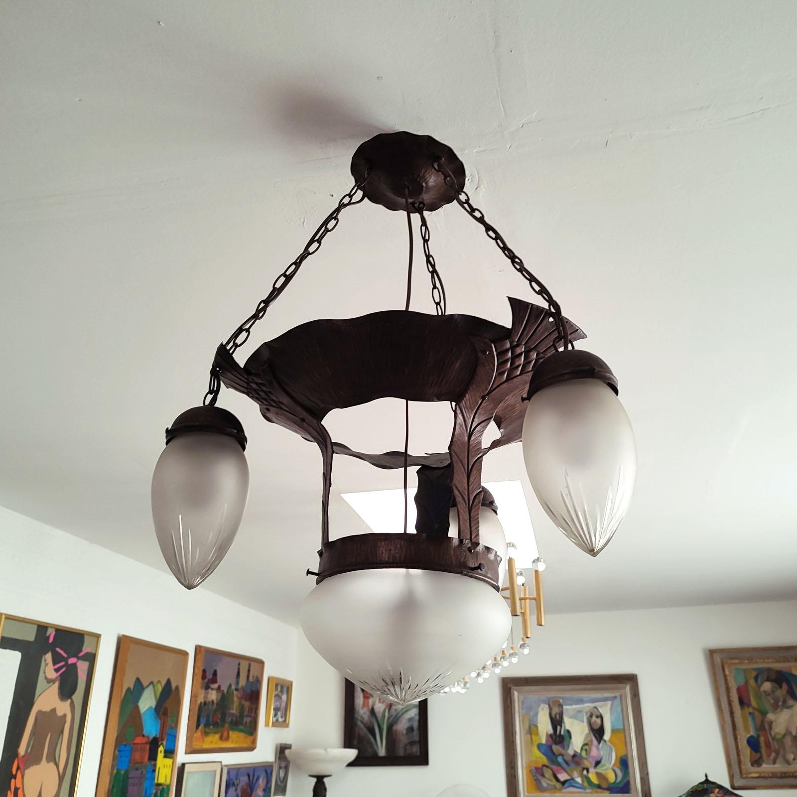 Feine Jugendstil-Deckenleuchte aus gehämmertem Kupfer und Glas, 1910er Jahre im Angebot 1