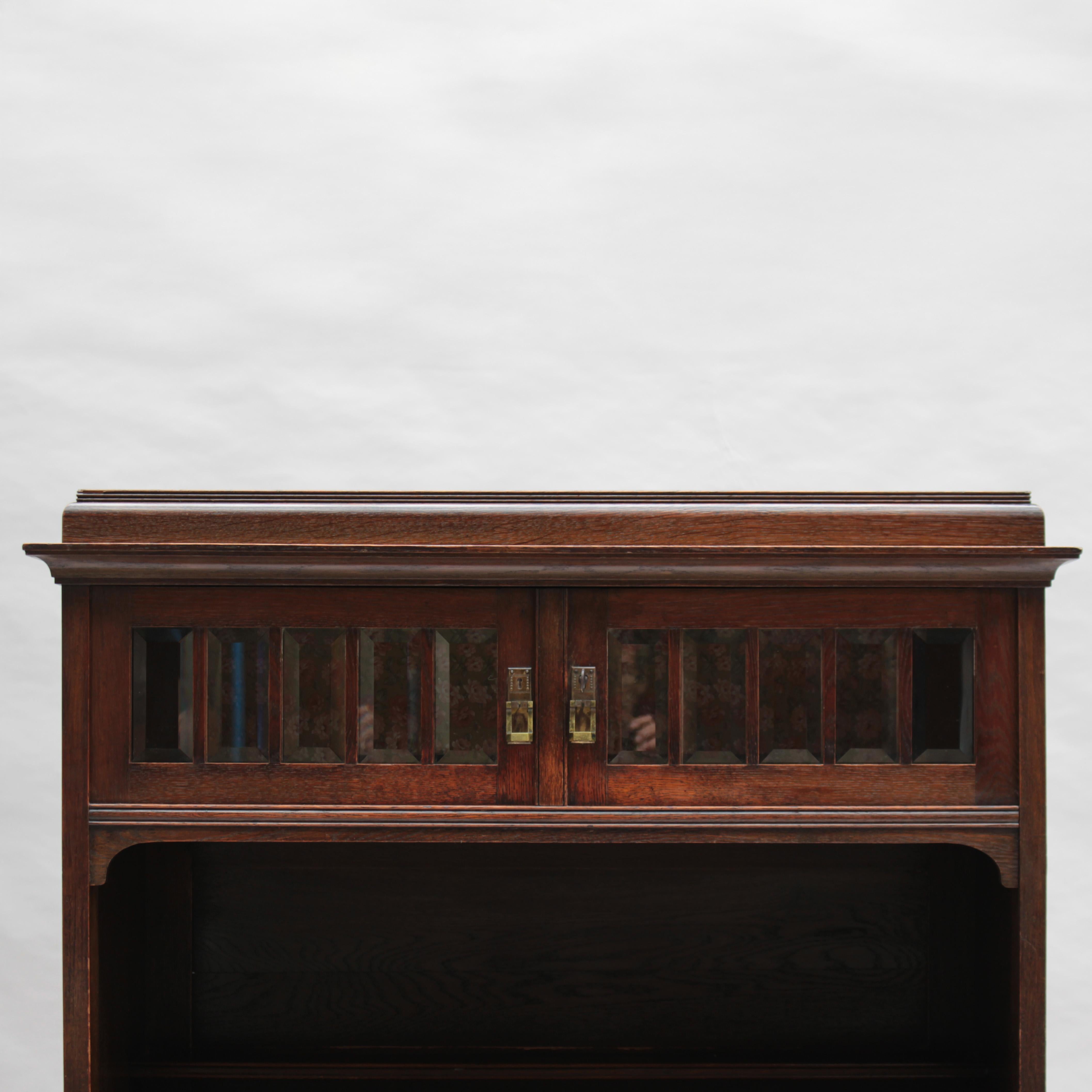 Milieu du XXe siècle Buffet en chêne de style Jugendstil en vente