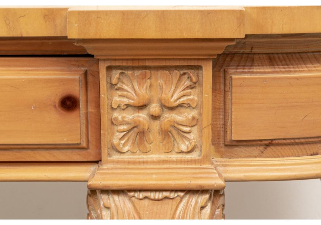 20ième siècle Enfilade en pin sculpté de style géorgien de Karges Furniture  en vente