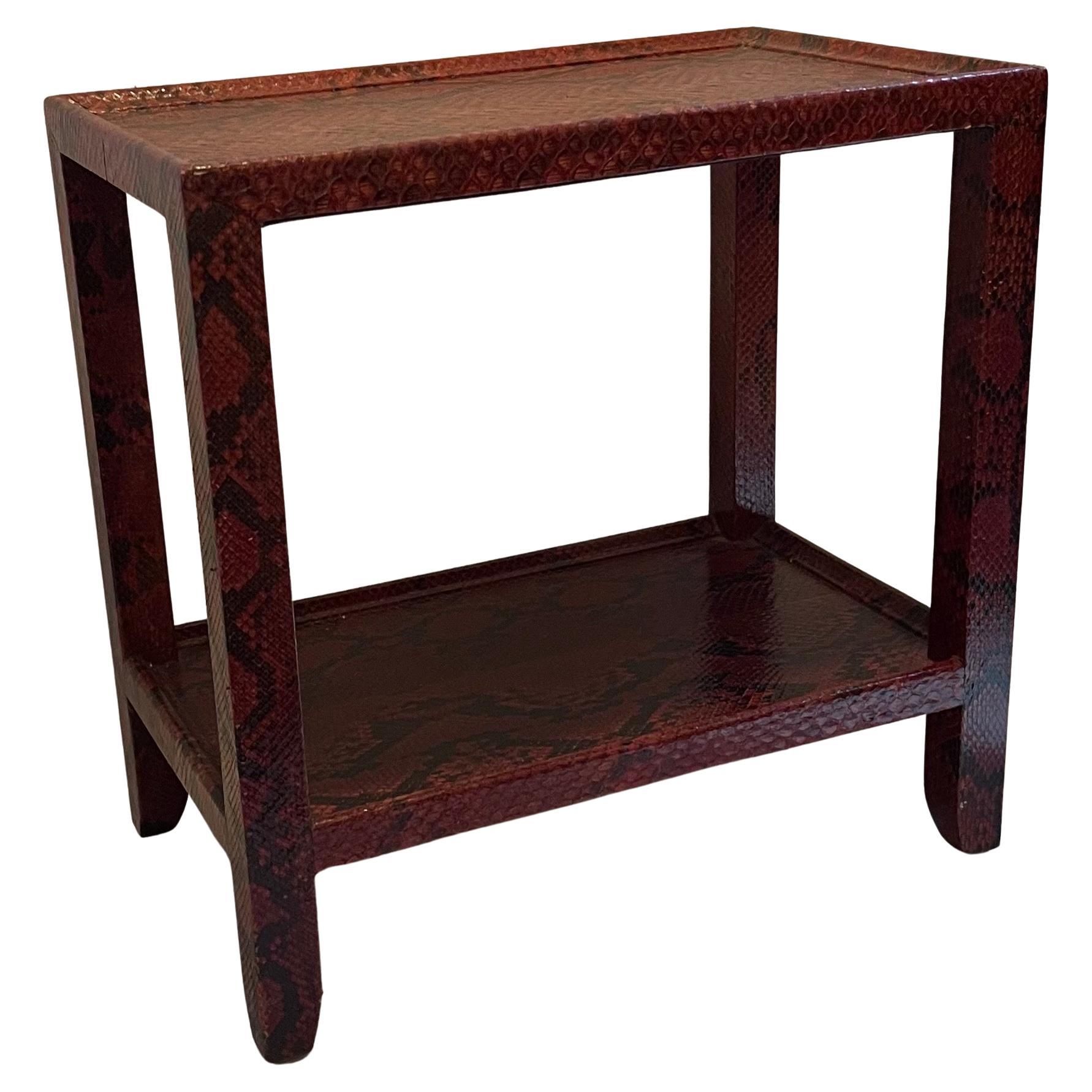 Maravillosa mesa auxiliar, de bebidas o de teléfono, de dos niveles, de piel de serpiente pitón roja Karl Springer.