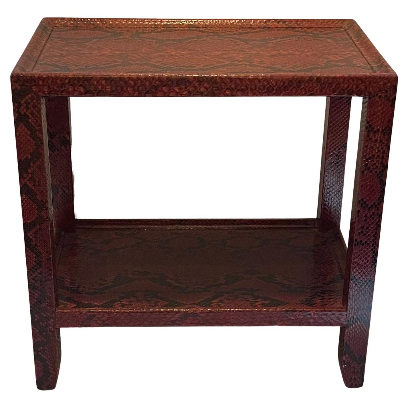 Mesa auxiliar de dos pisos de piel de serpiente roja de pitón Karl Springer Moderno de mediados de siglo en venta