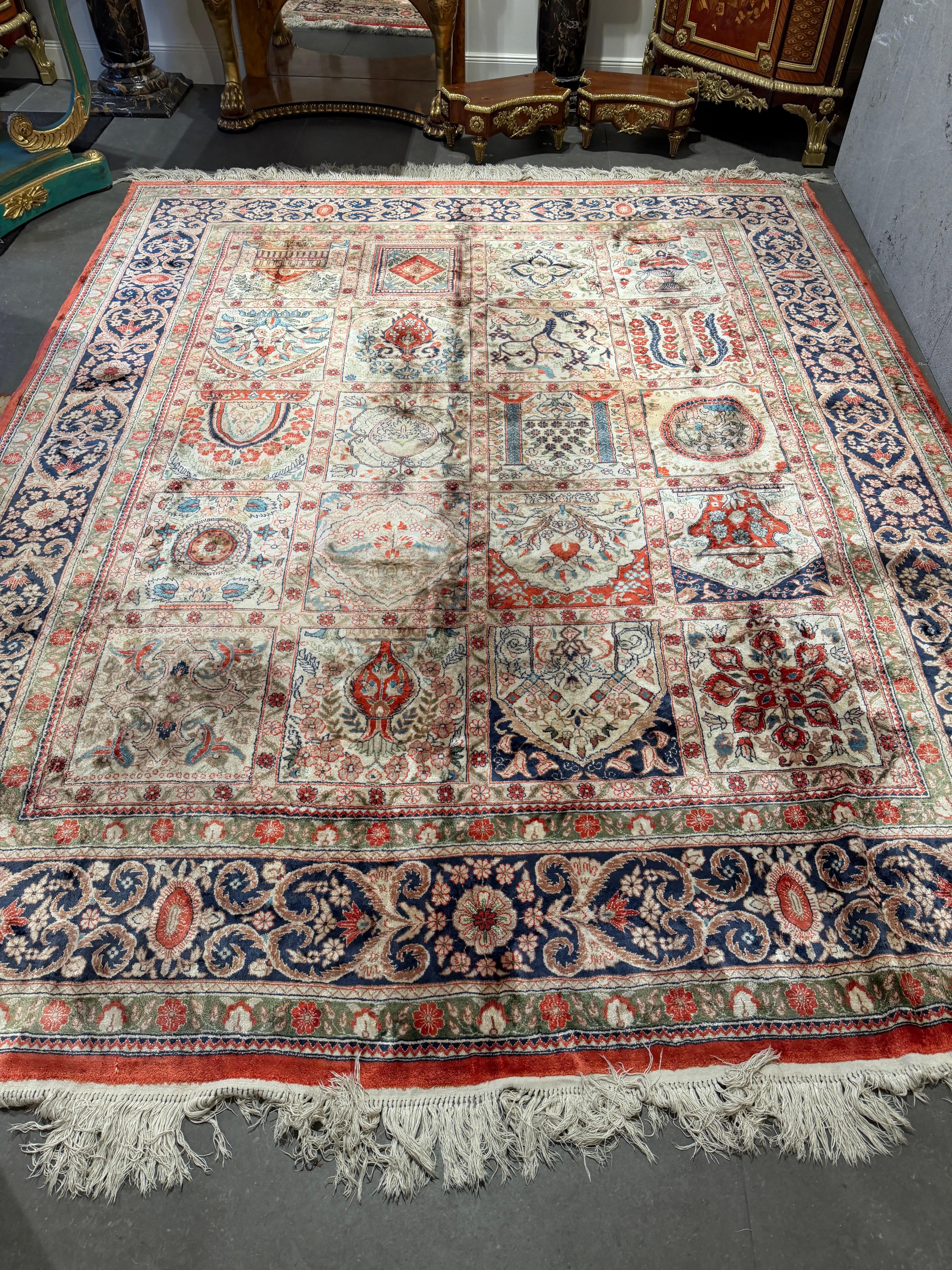 Tapis en soie de Kayseri au design amnelegant - noues a la main en Turquie en vente 3