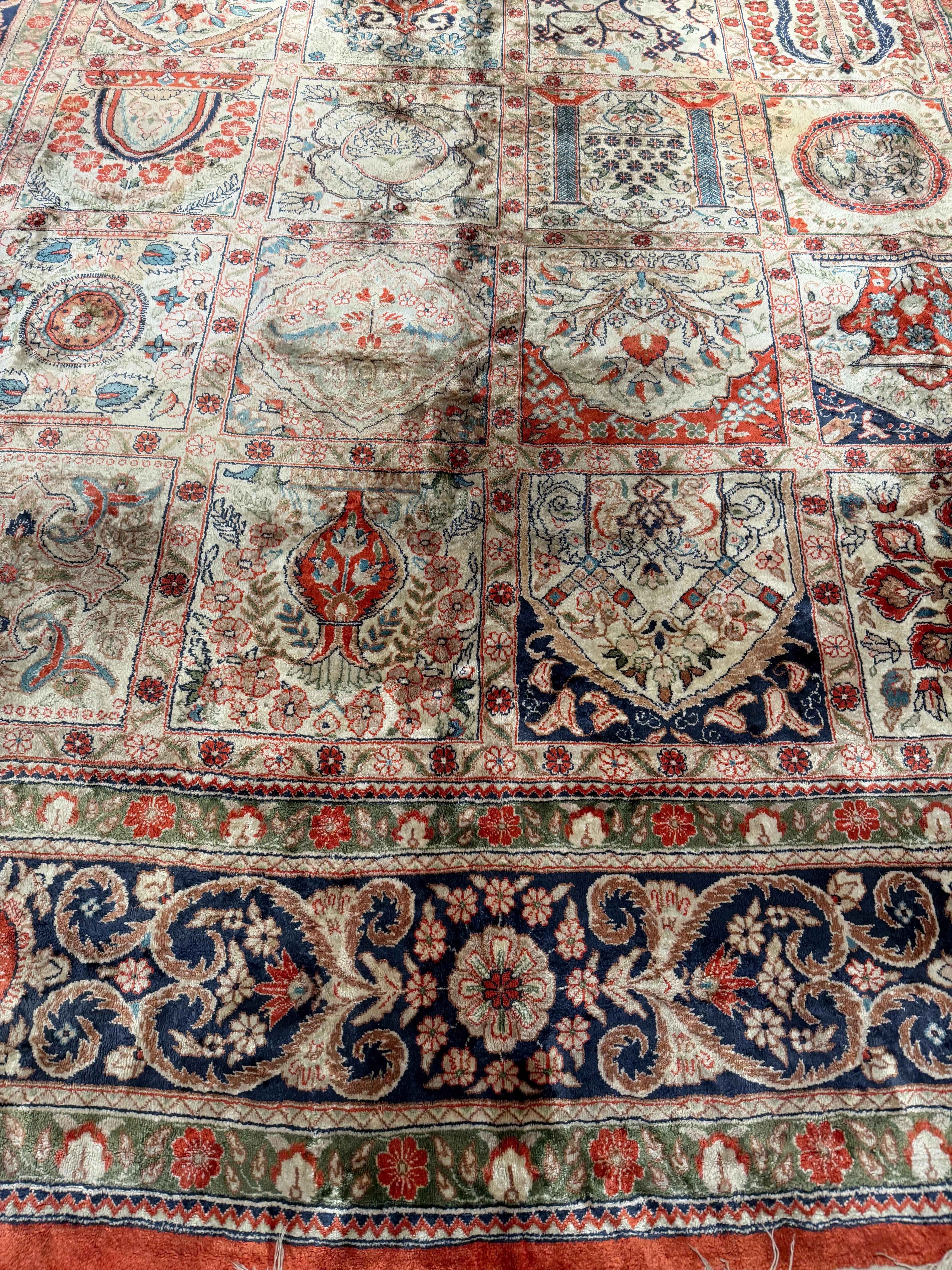 Tapis en soie de Kayseri au design amnelegant - noues a la main en Turquie en vente 4