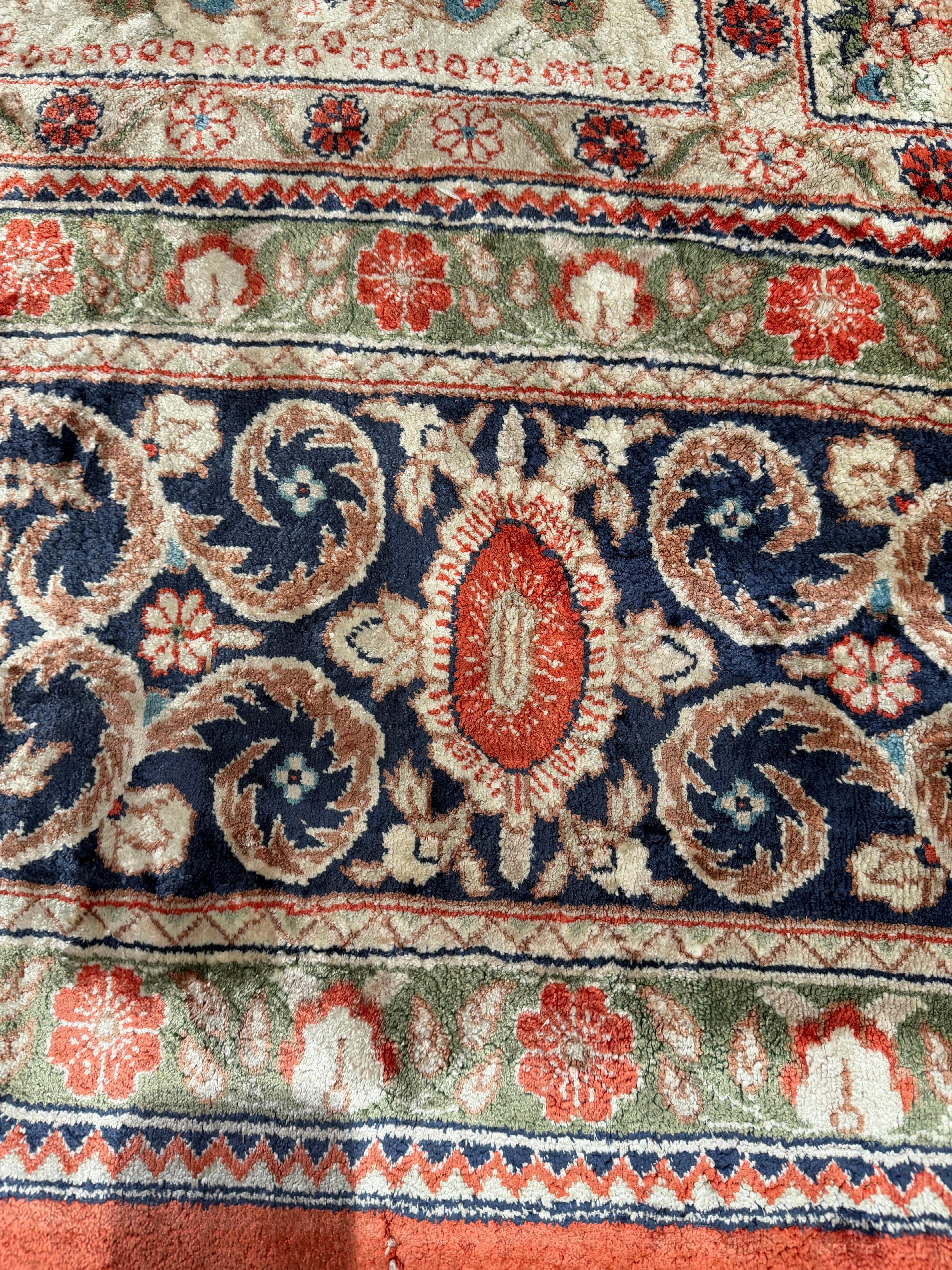 Tapis en soie de Kayseri au design amnelegant - noues a la main en Turquie en vente 5