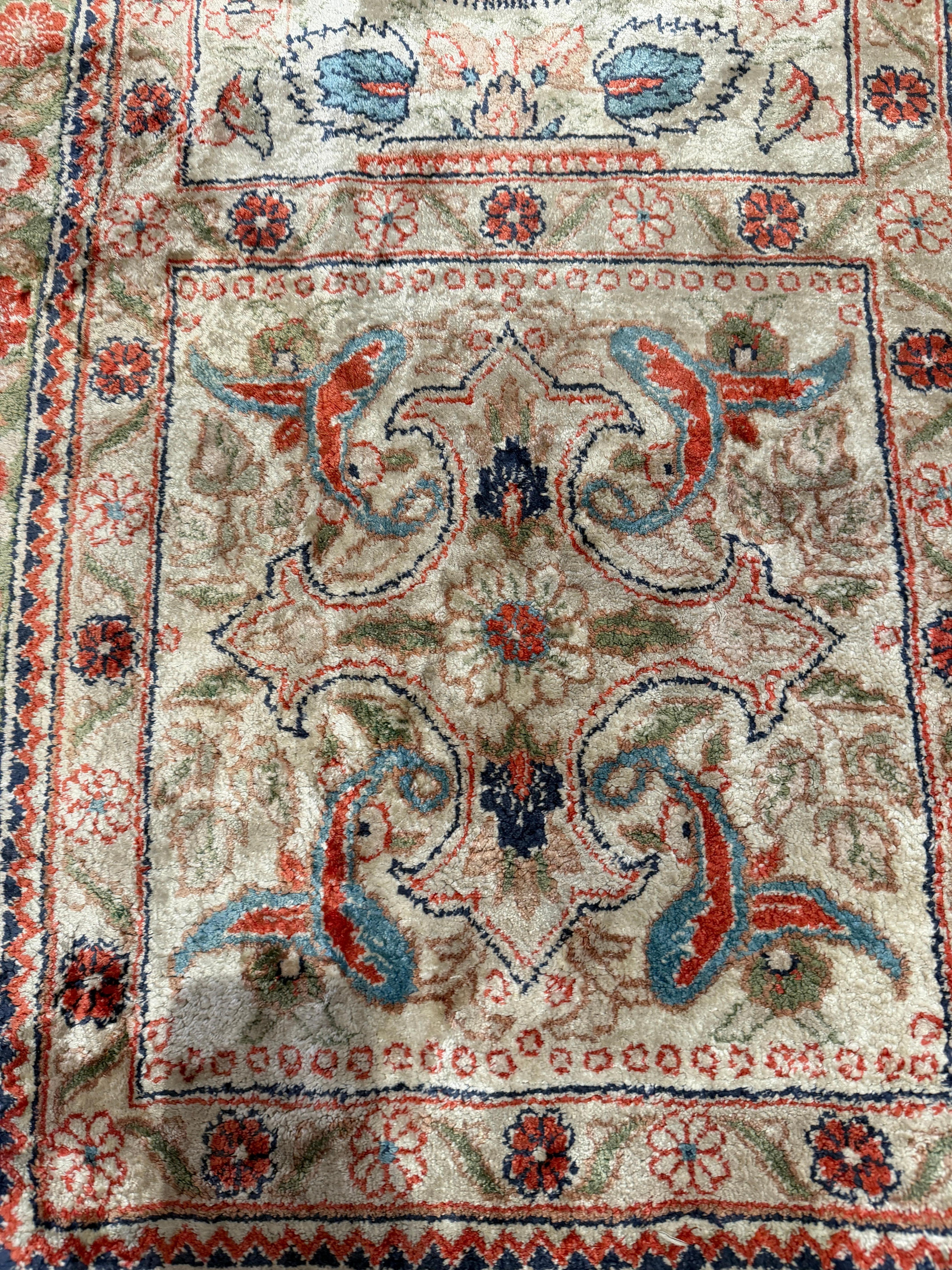 Tapis en soie de Kayseri au design amnelegant - noues a la main en Turquie en vente 6
