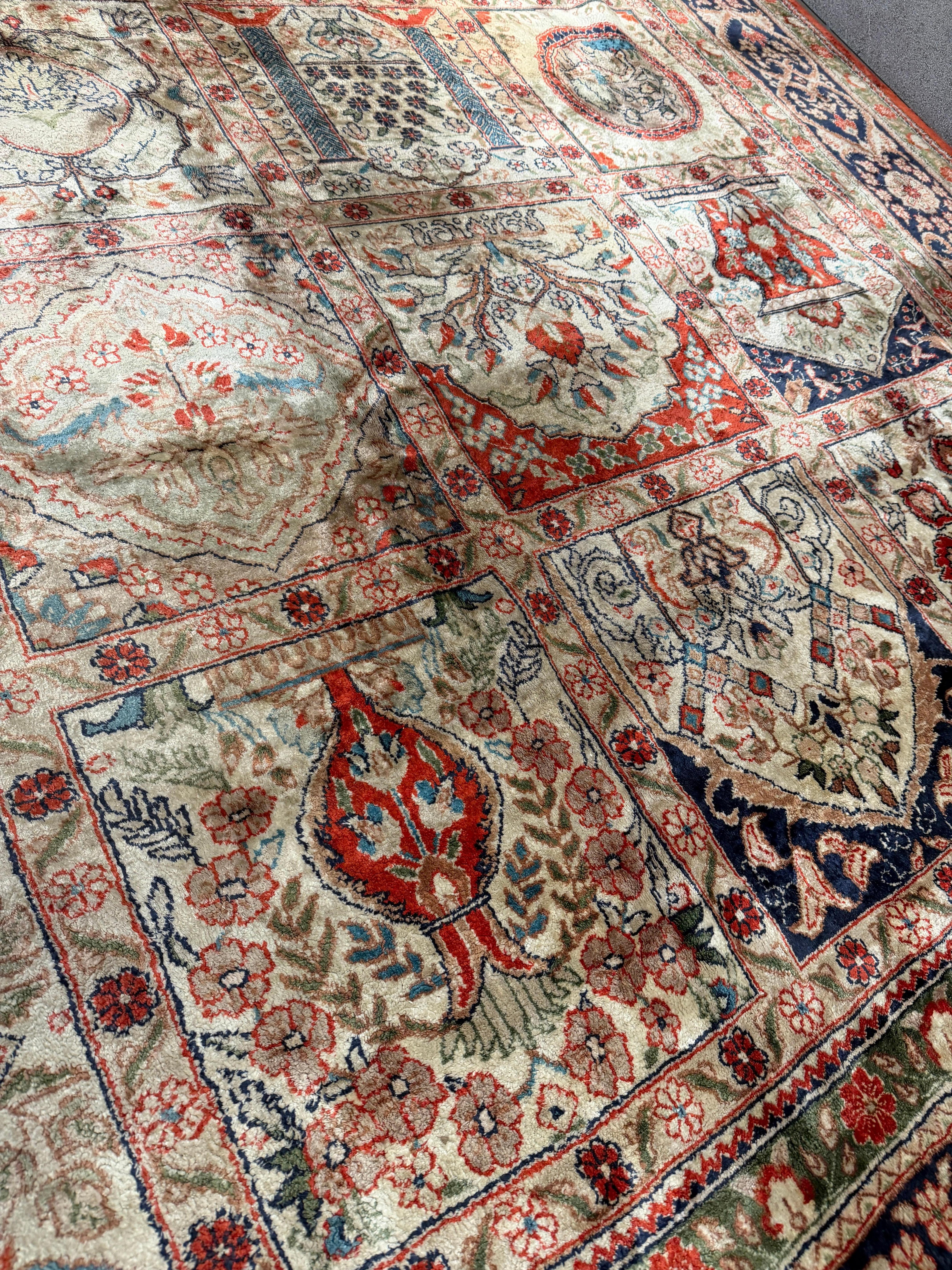 Tapis en soie de Kayseri au design amnelegant - noues a la main en Turquie en vente 7