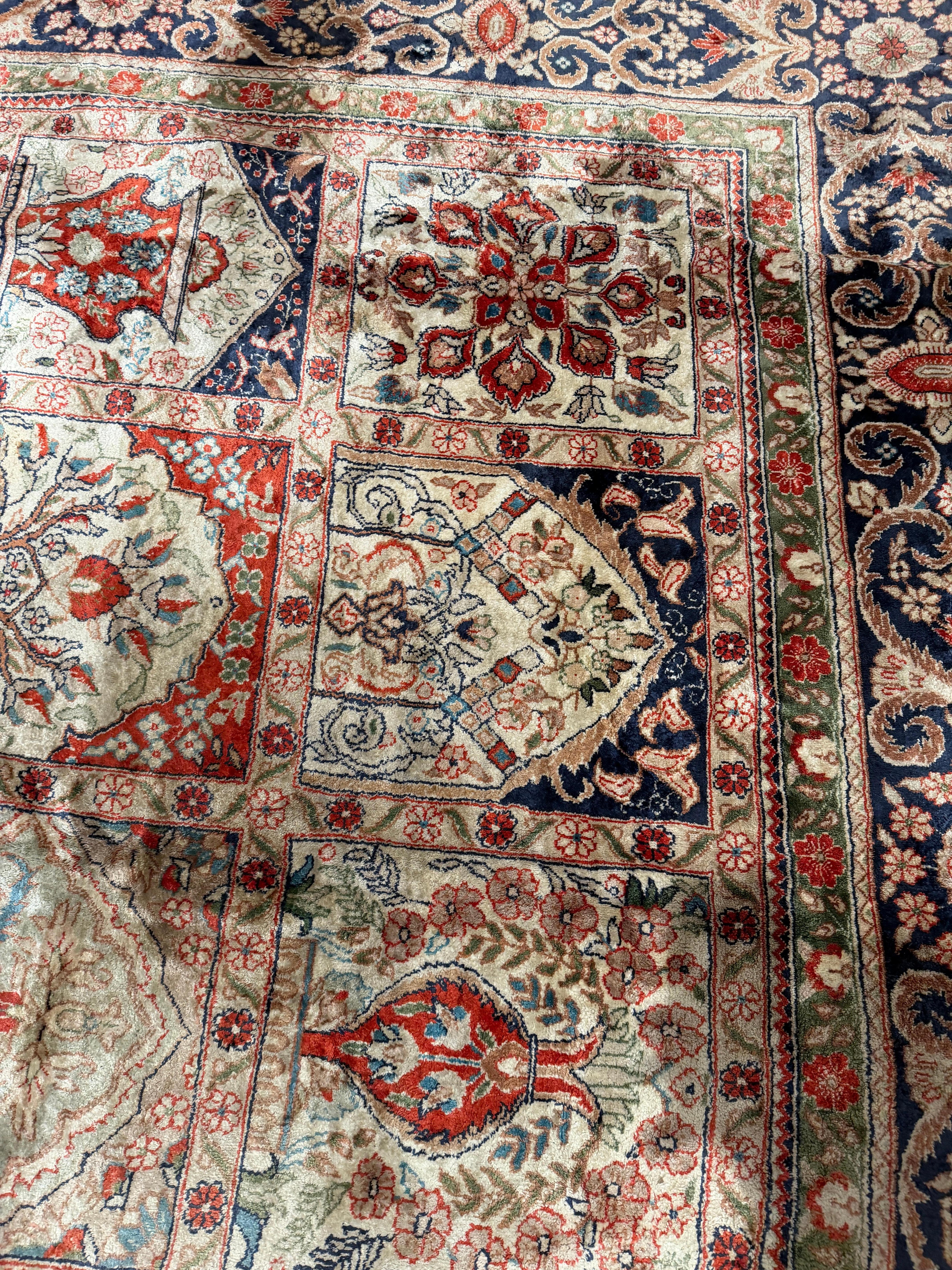 Tapis en soie de Kayseri au design amnelegant - noues a la main en Turquie en vente 8