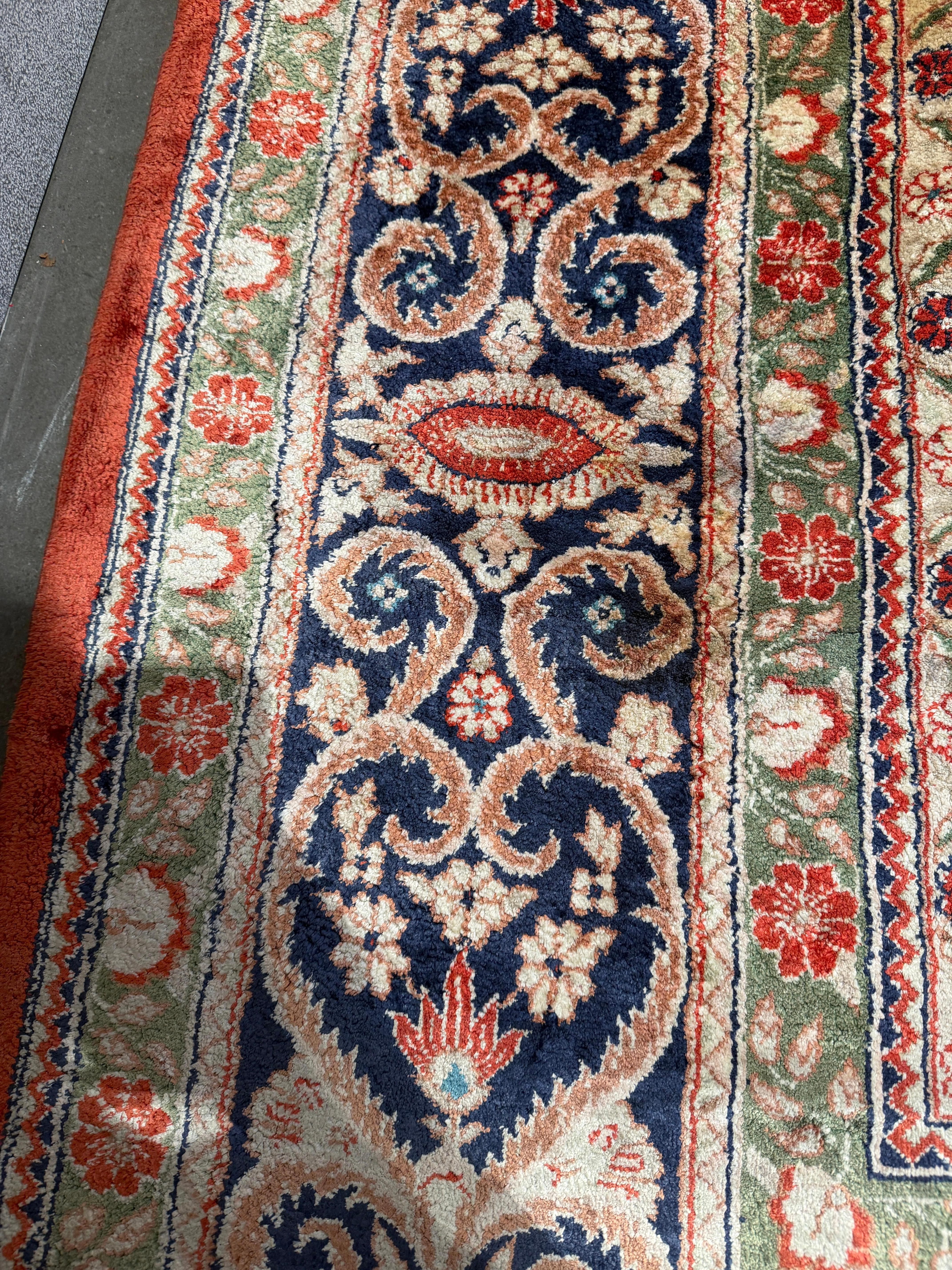 Tapis en soie de Kayseri au design amnelegant - noues a la main en Turquie en vente 10