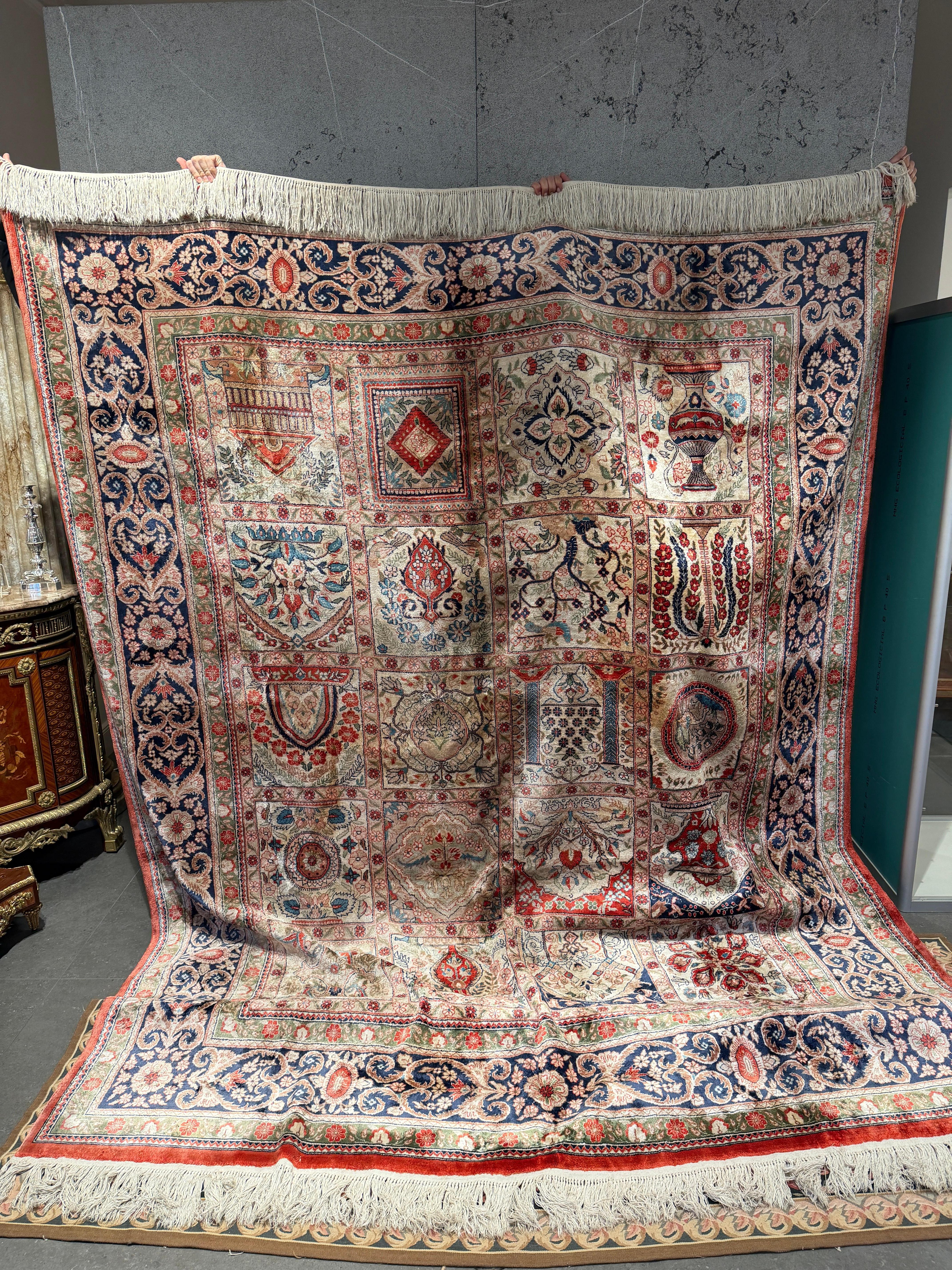 Cet exquis tapis de soie de Kayseri noué à la main est un splendide exemple de la tradition de tissage raffiné qui fait la renommée de la région. Son design richement détaillé, composé de nombreux motifs encadrés individuellement, crée une