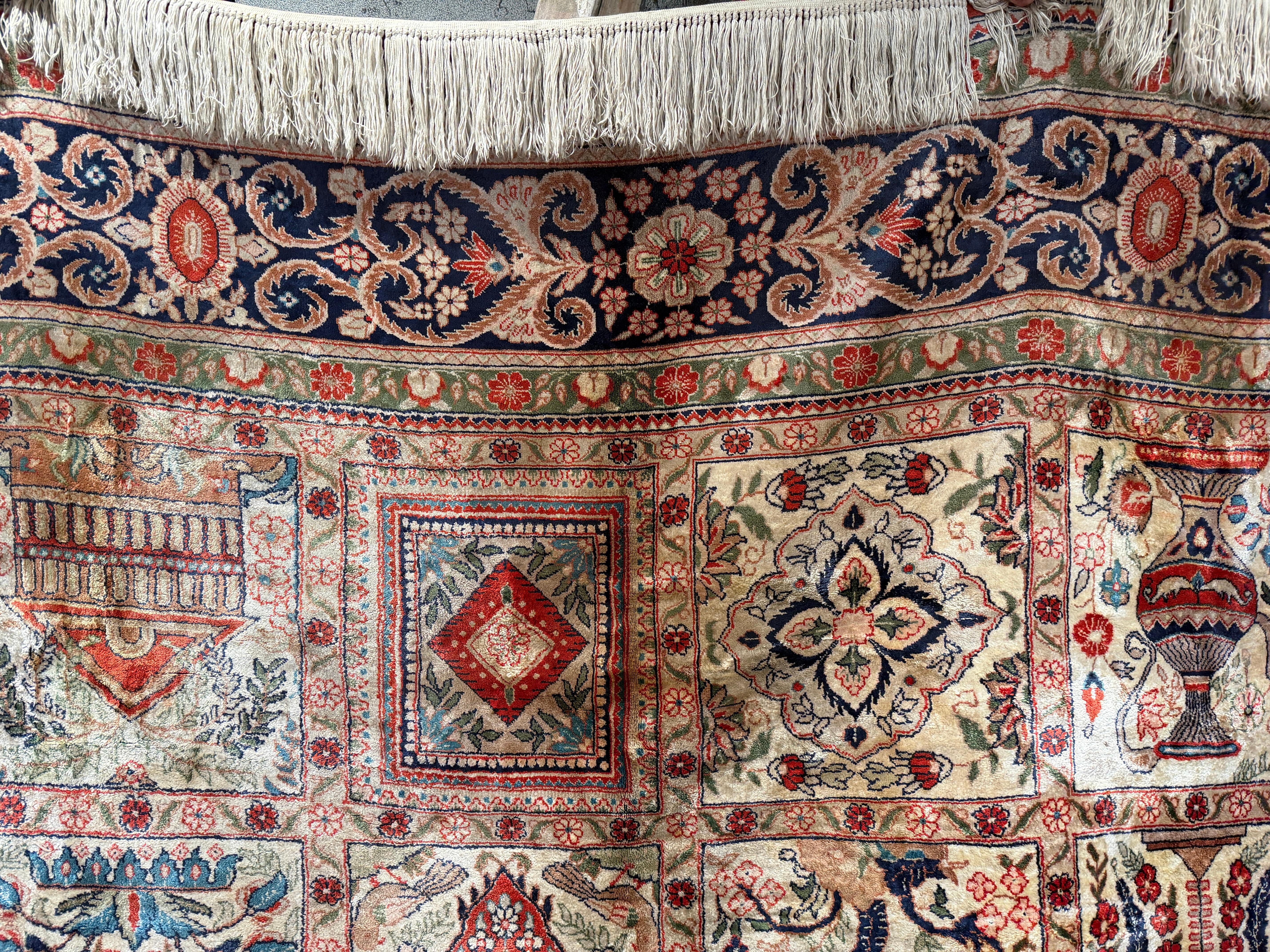 Tapis en soie de Kayseri au design amnelegant - noues a la main en Turquie Bon état - En vente à Berlin, DE