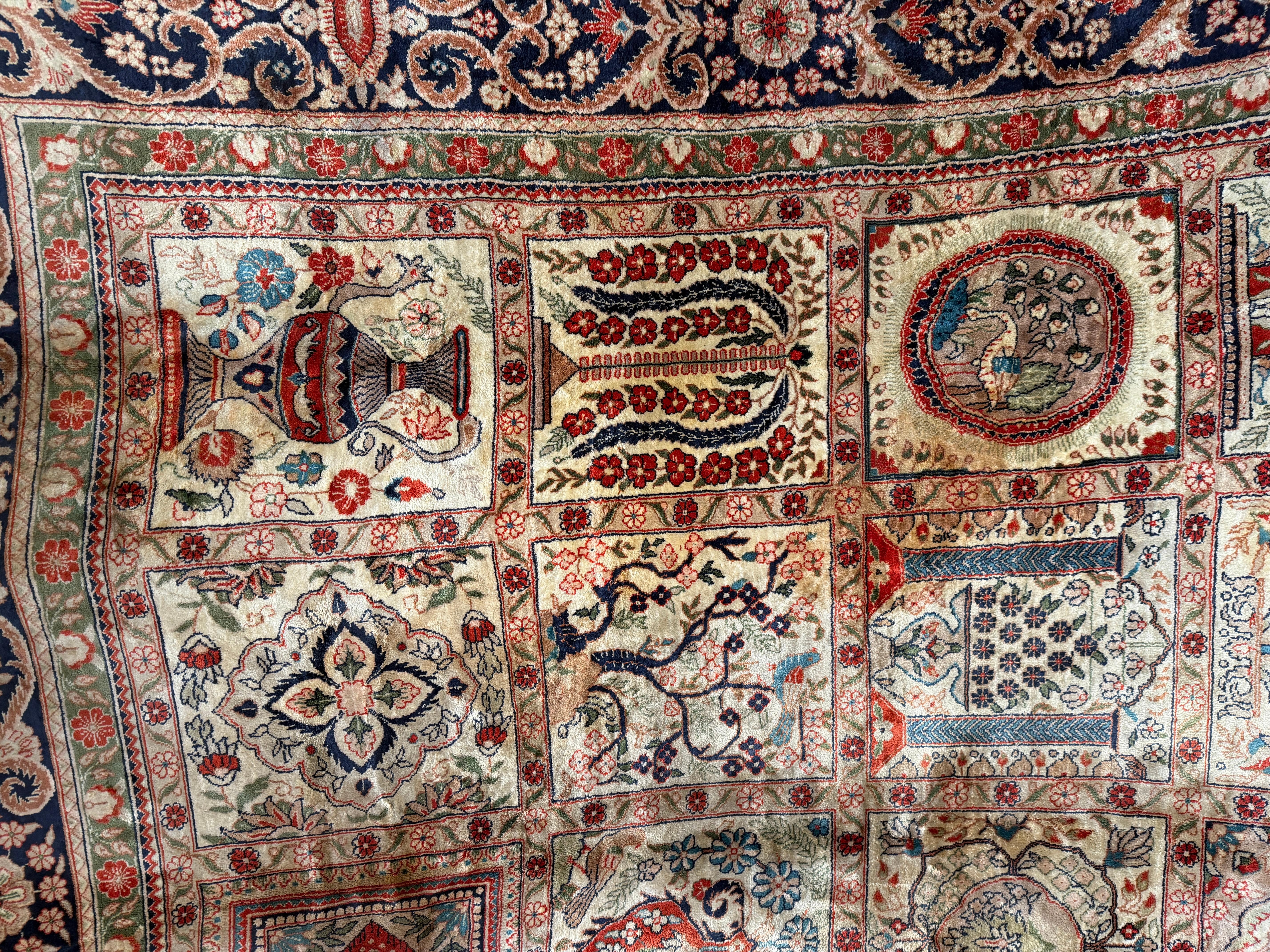 20ième siècle Tapis en soie de Kayseri au design amnelegant - noues a la main en Turquie en vente