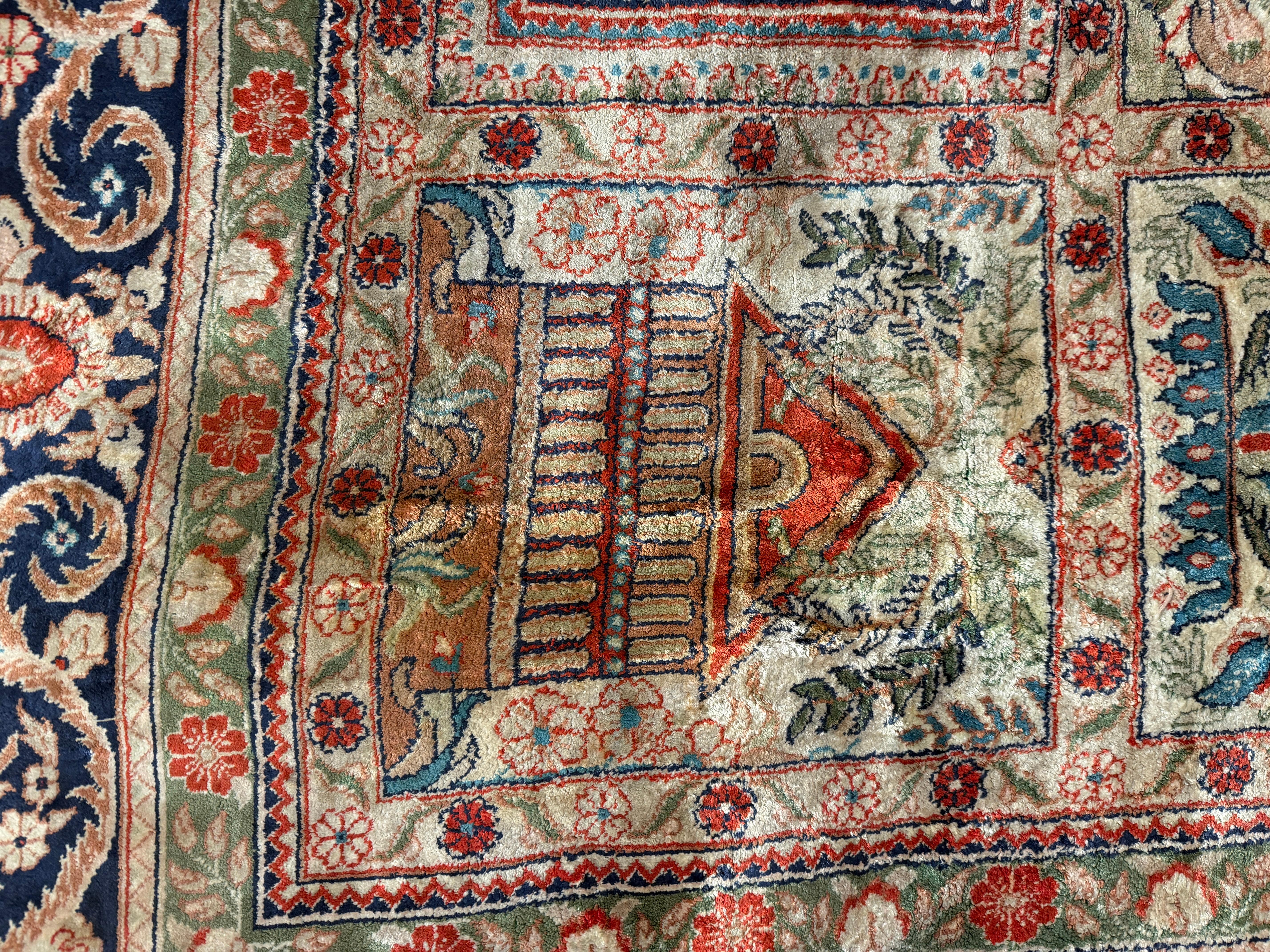 Tapis en soie de Kayseri au design amnelegant - noues a la main en Turquie en vente 1