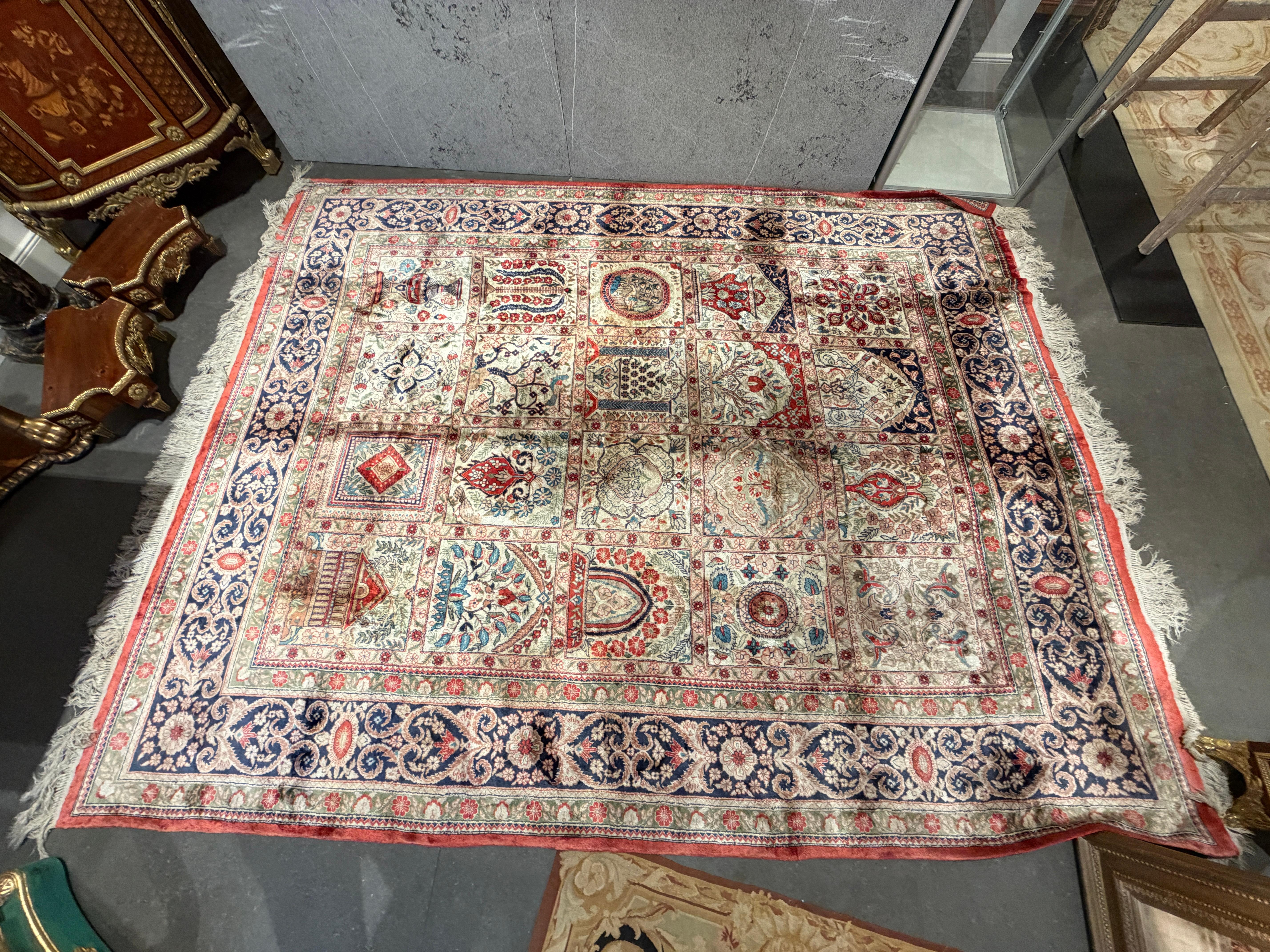Tapis en soie de Kayseri au design amnelegant - noues a la main en Turquie en vente 2