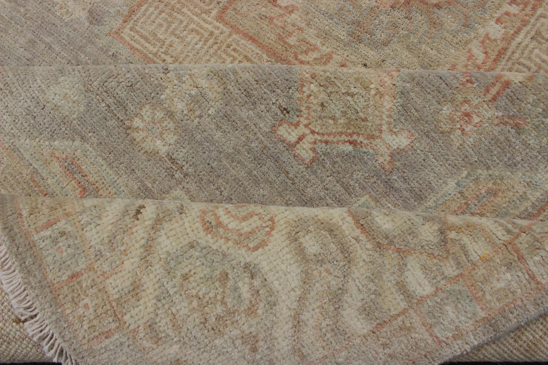 Teppich im Khotan-Design mit Samarkand-Muster in gedämpften Tönen im Angebot 4