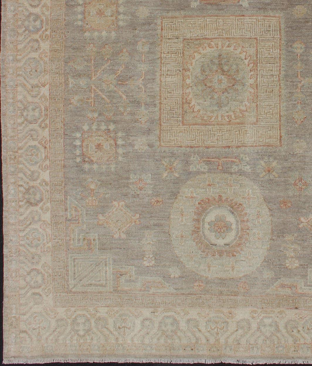 Teppich im Khotan-Design mit Samarkand-Muster in gedämpften Tönen (Handgeknüpft) im Angebot