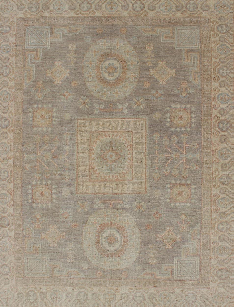 Teppich im Khotan-Design mit Samarkand-Muster in gedämpften Tönen im Zustand „Hervorragend“ im Angebot in Atlanta, GA