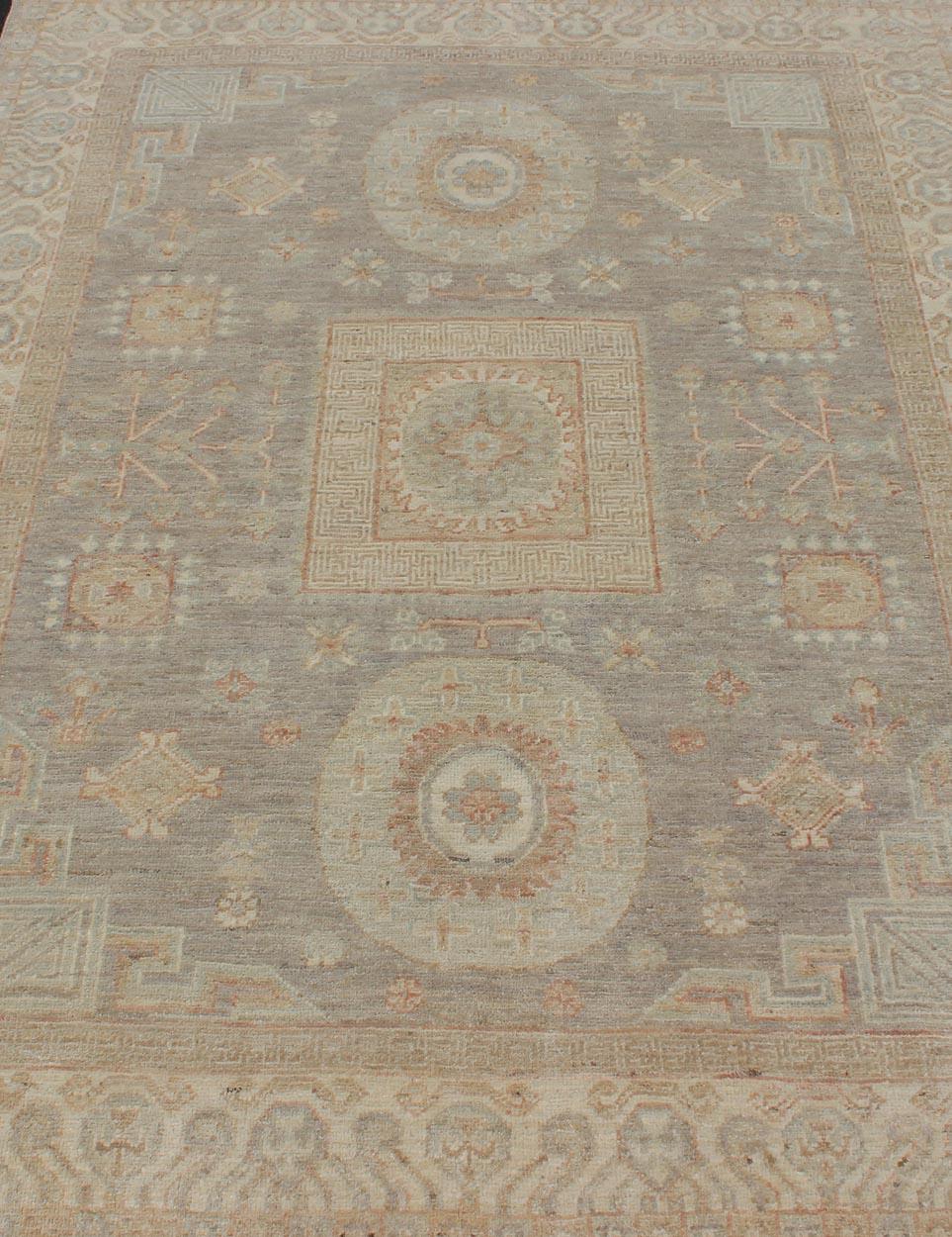 Teppich im Khotan-Design mit Samarkand-Muster in gedämpften Tönen (Wolle) im Angebot