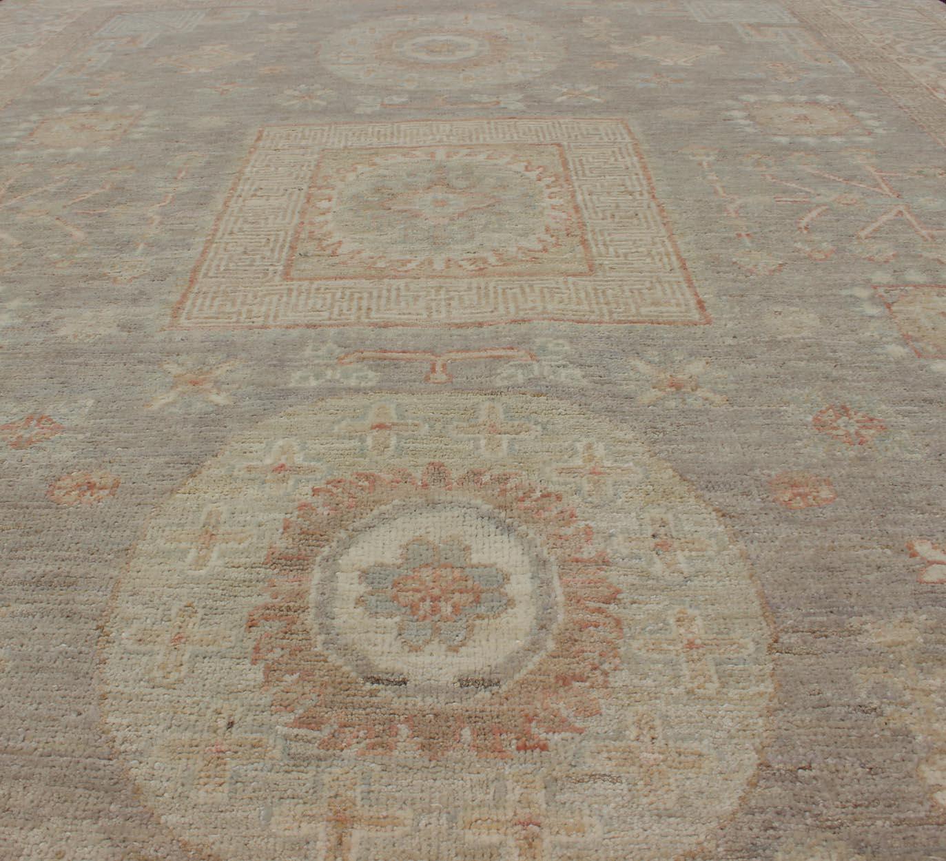 Teppich im Khotan-Design mit Samarkand-Muster in gedämpften Tönen im Angebot 1