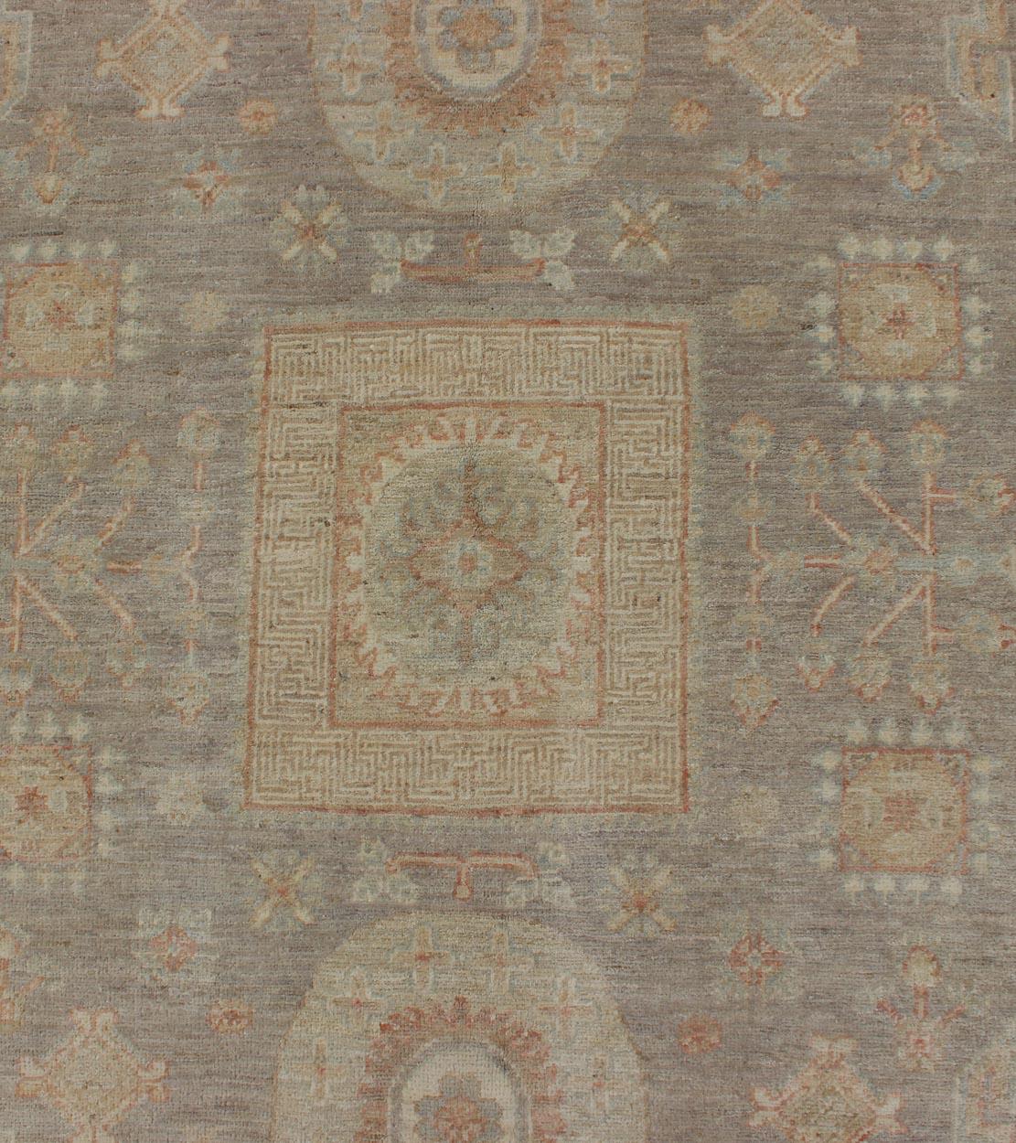 Teppich im Khotan-Design mit Samarkand-Muster in gedämpften Tönen im Angebot 2