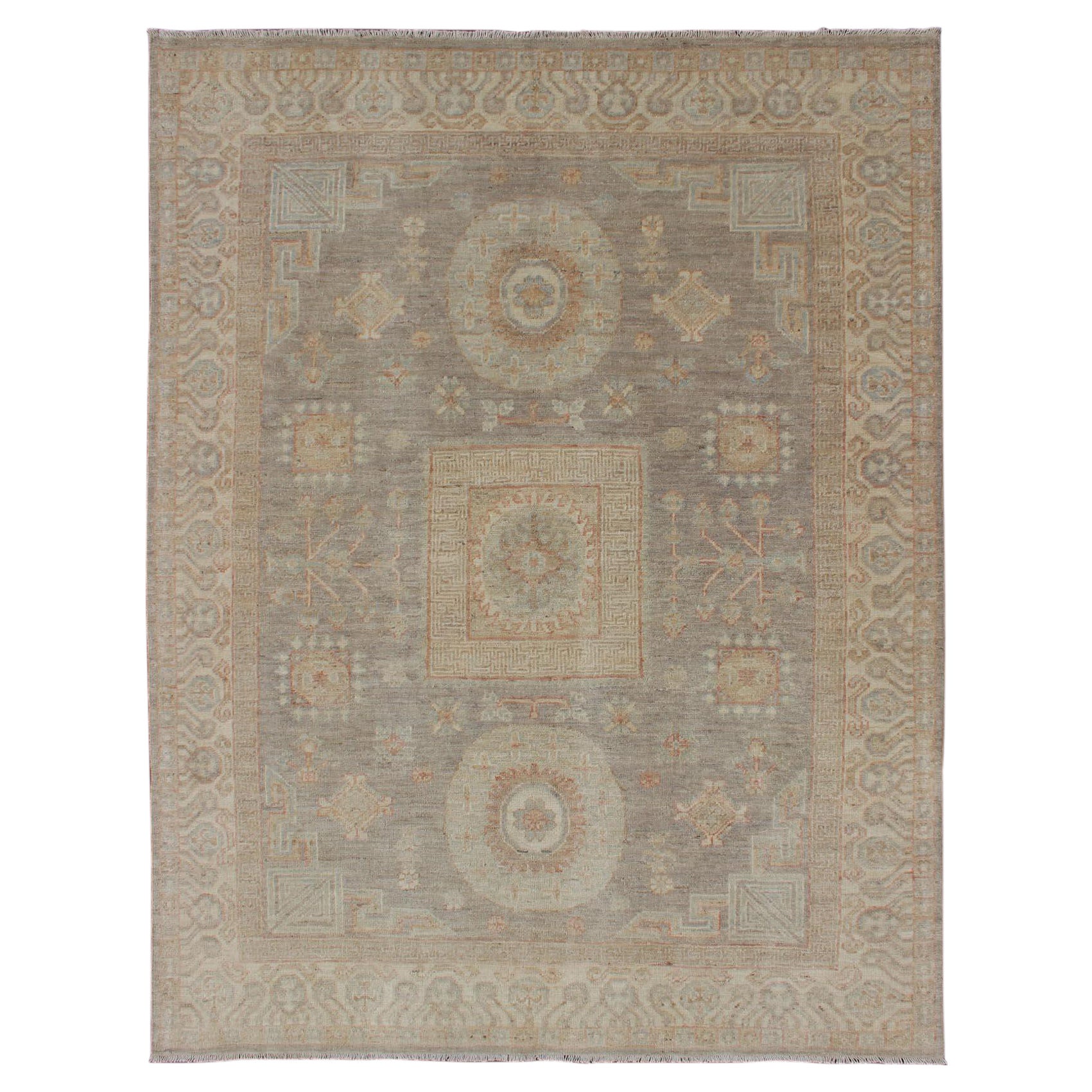 Tapis Khotan au design raffiné et au motif Samarkand dans des tons sourds